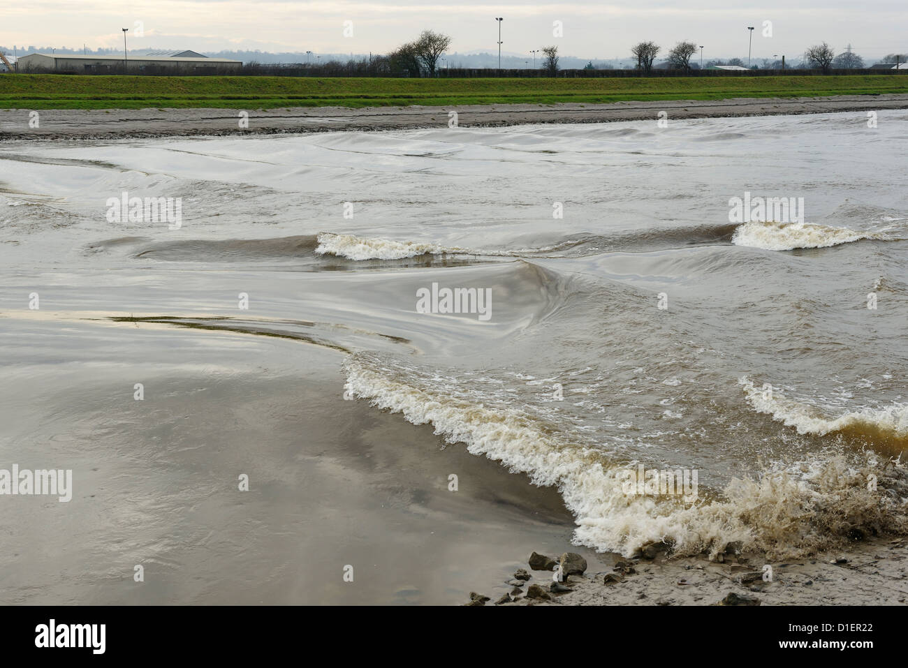 Die führenden Bugwelle, die das Drehen der Gezeiten auf dem Fluss Dee als Überspannungsschutz Köpfe von Queensferry in Richtung Chester markiert Stockfoto