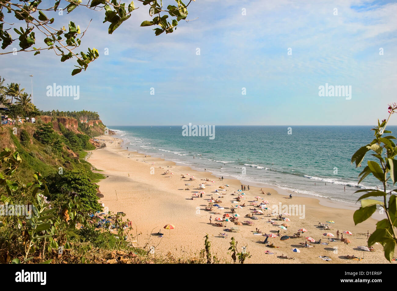 Horizontale Ansicht des Menschen entspannen an Papanasam Strand in Varkala, Kerala. Stockfoto