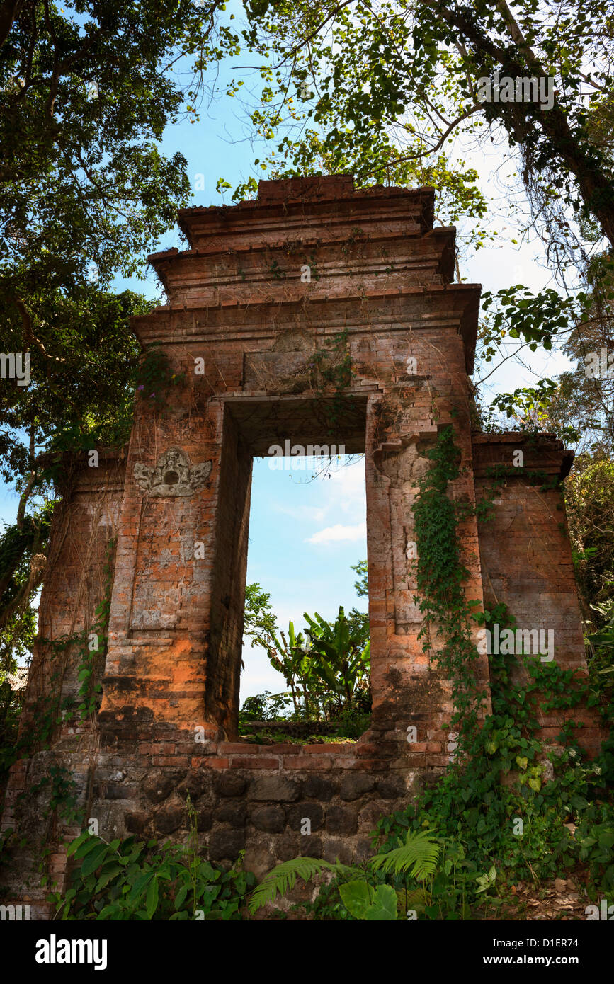 Blauer Himmel über alte ruiniert balinesischen Tür in einem Wald in Tirthagangga, Insel Bali, Indonesien Stockfoto