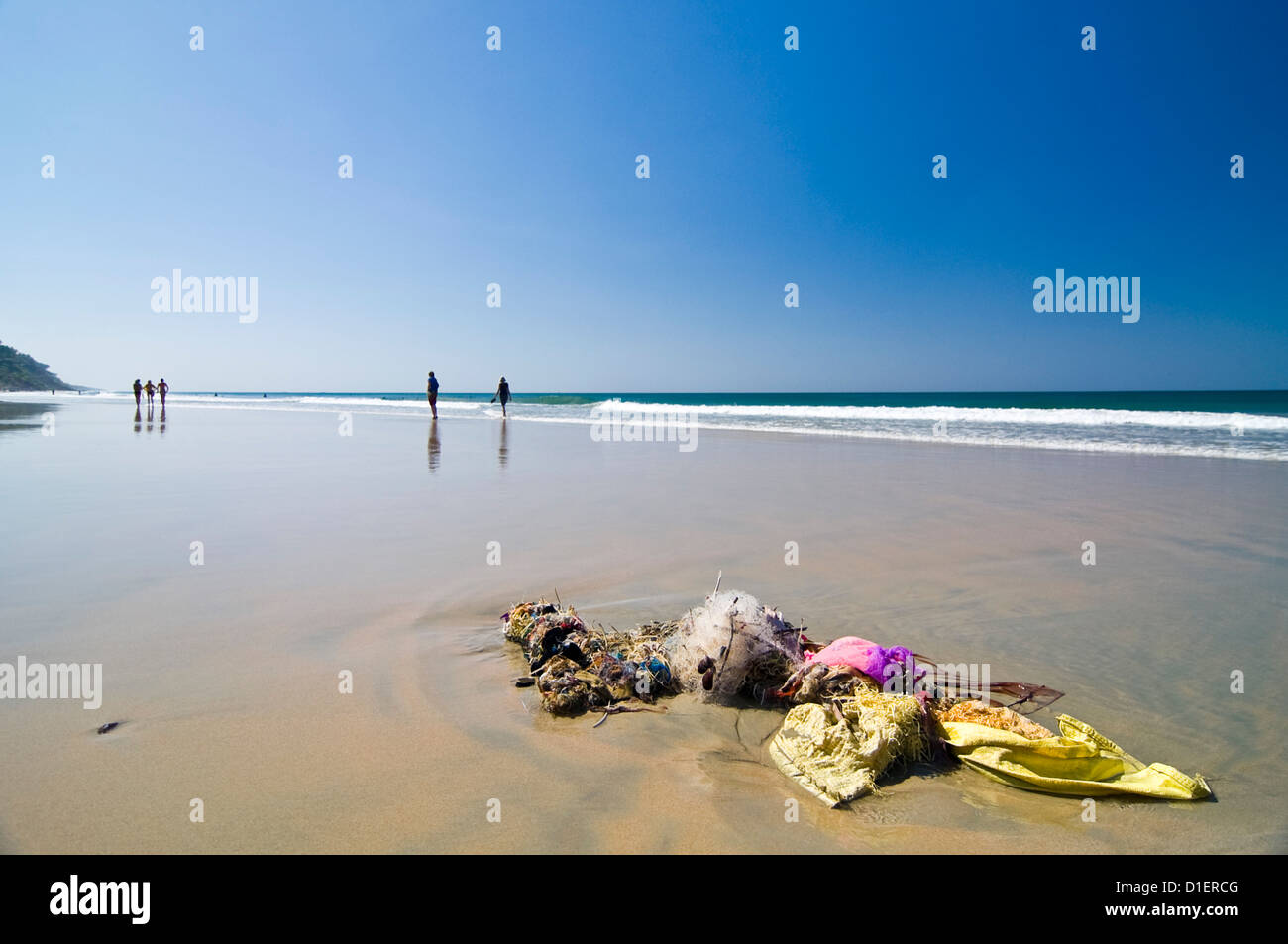 Horizontale Ansicht von nicht biologisch abbaubaren Müll angespült reinwaschen Strand von Varkala, Kerala. Stockfoto