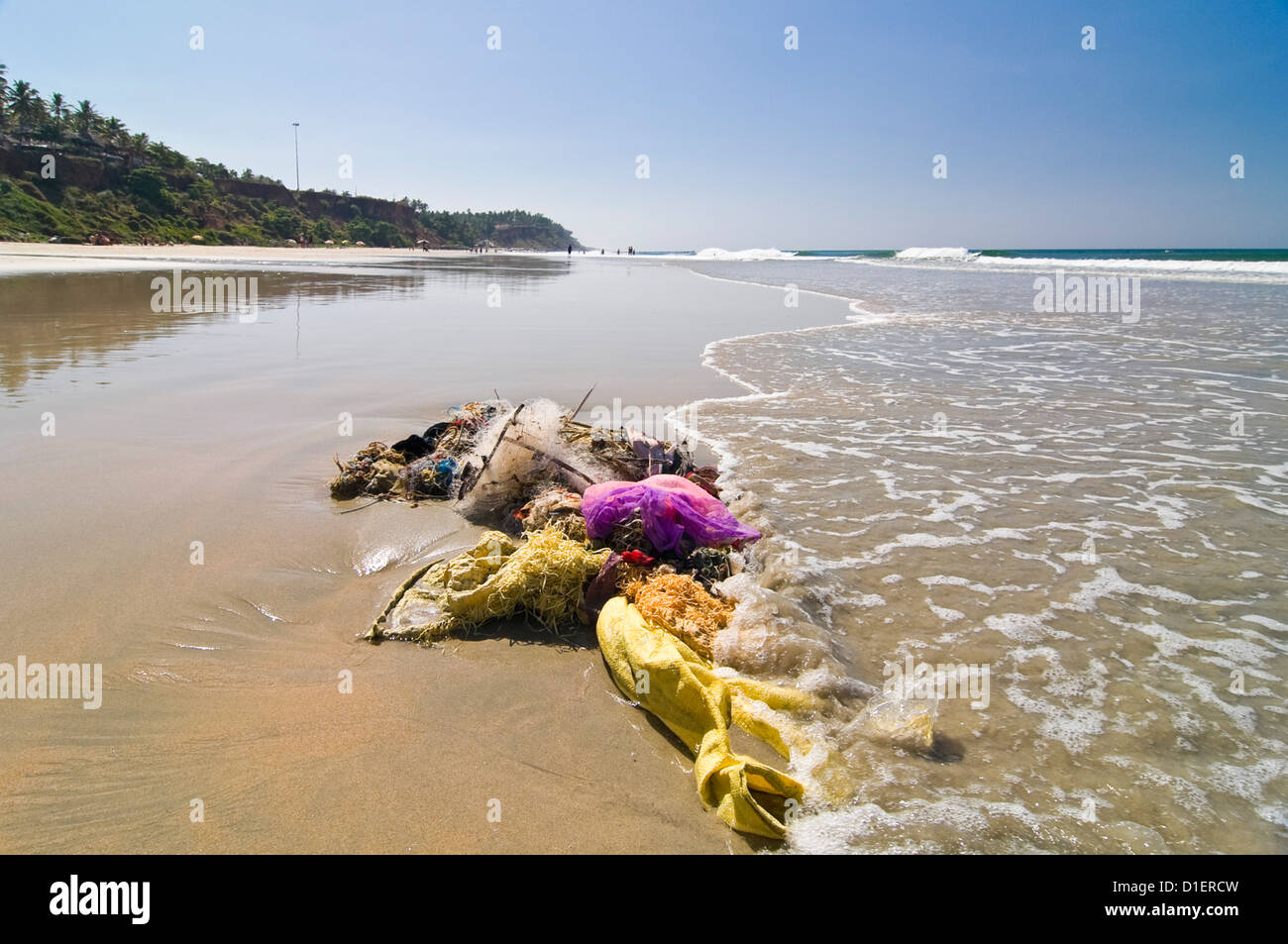 Horizontale Ansicht von nicht biologisch abbaubaren Müll angespült reinwaschen Strand von Varkala, Kerala. Stockfoto