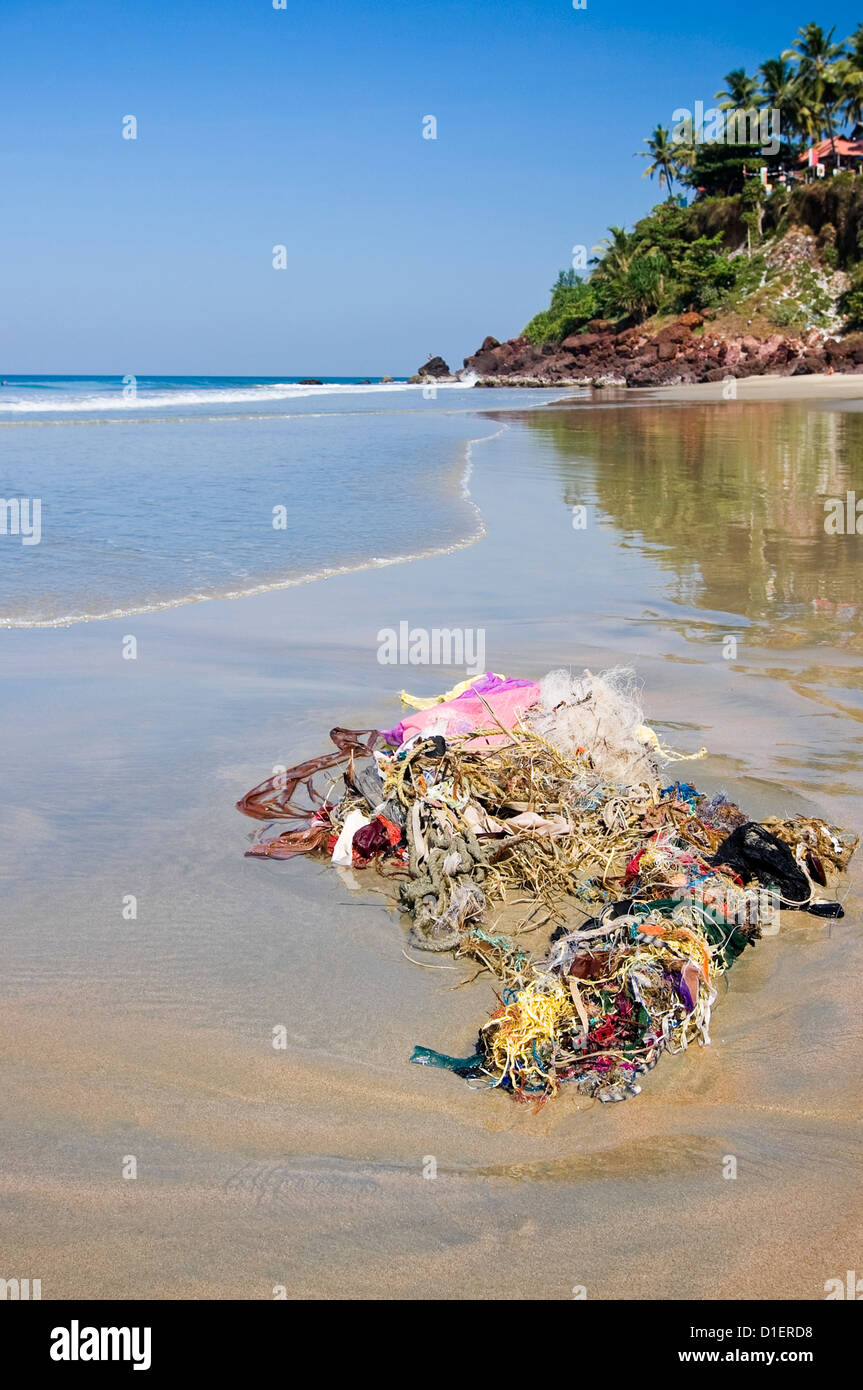 Vertikale Ansicht von nicht biologisch abbaubaren Müll angespült reinwaschen Strand von Varkala, Kerala. Stockfoto