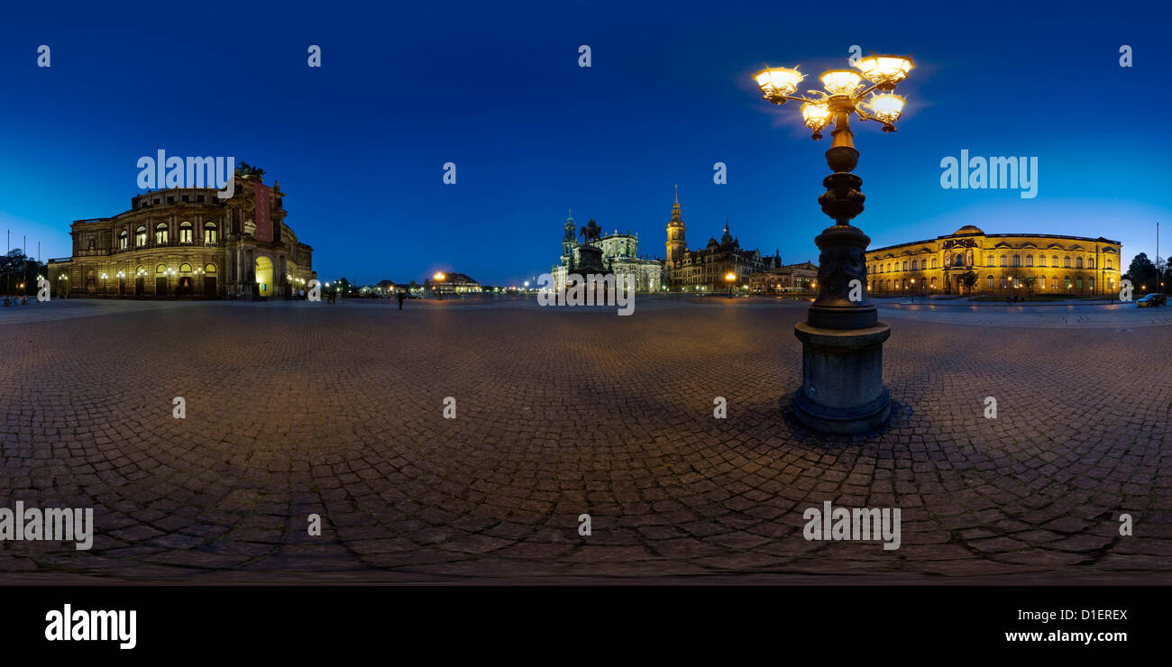 Theaterplatz mit Semperoper zur blauen Stunde, Dresden, Deutschland Stockfoto
