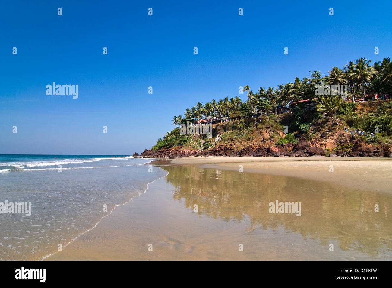Horizontale Ansicht der einzigartigen Klippen am Strand von reinwaschen spiegelt sich in dem nassen Sand in Varkala, Kerala. Stockfoto