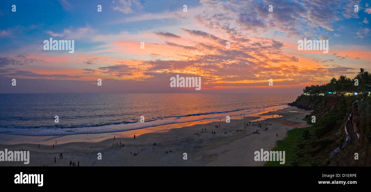 Horizontale Panoramablick (2 Bild Heftung) auf einen wunderschönen Sonnenuntergang am Strand von Varkala, Kerala reinwaschen. Stockfoto