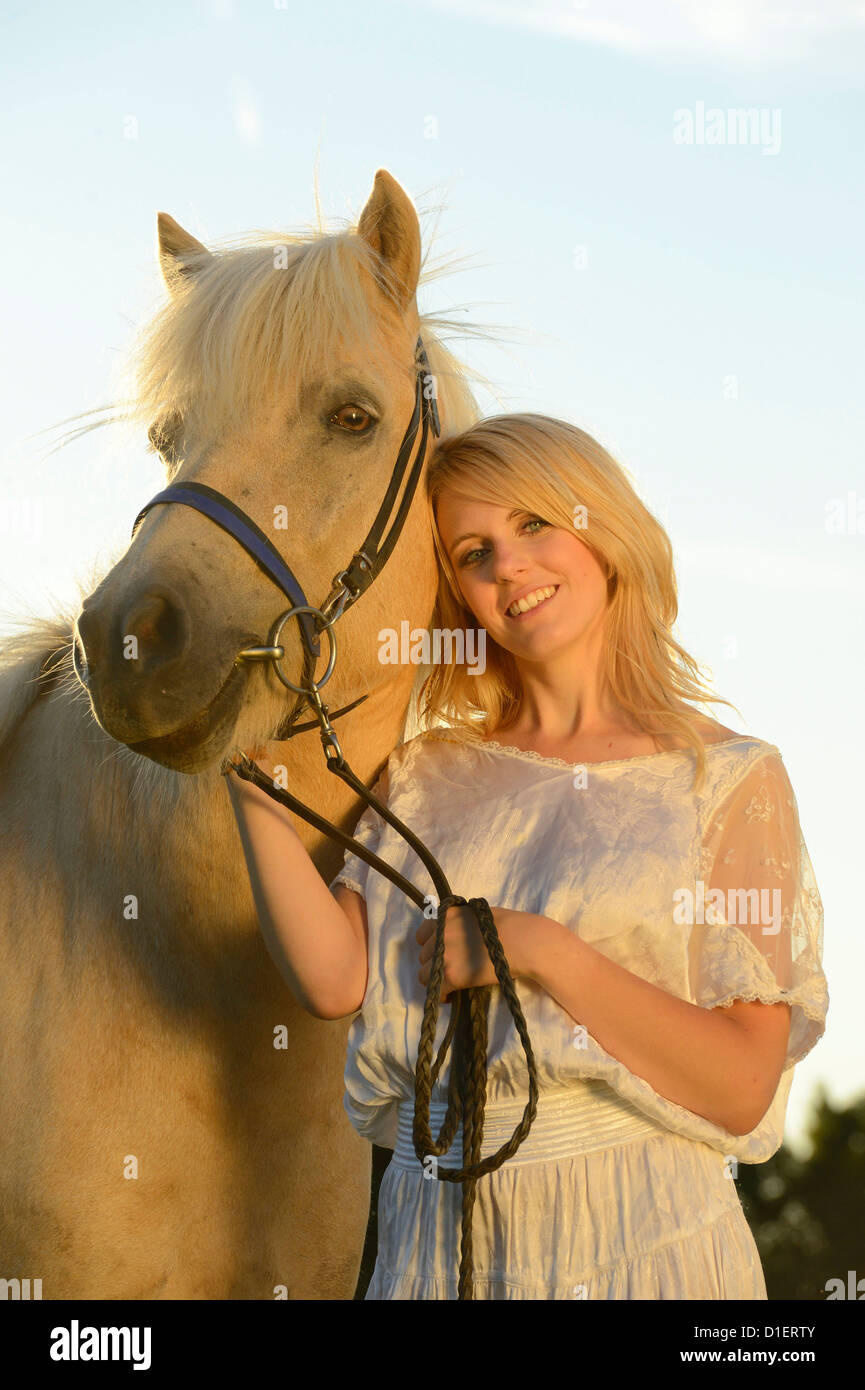 Frau mit Pferd Teelichthalter main image 0