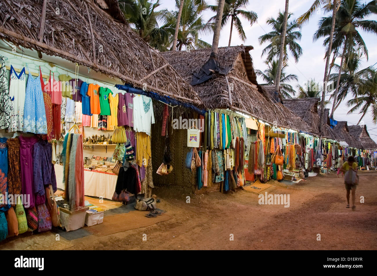 Horizontale Ansicht von den Geschäften und Ständen entlang der Klippe oben Weg in Varkala, Kerala. Stockfoto