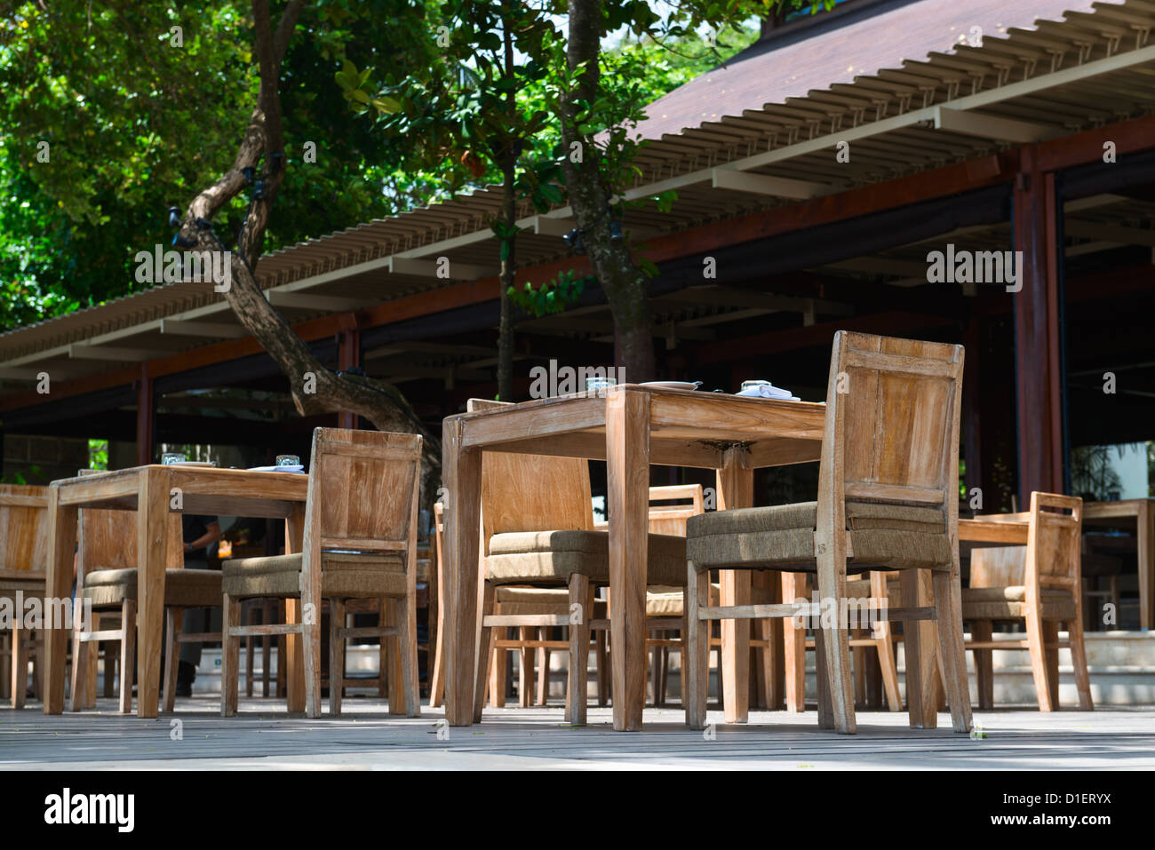 Restaurant mit Holzstühlen und Tischen im freien Stockfoto