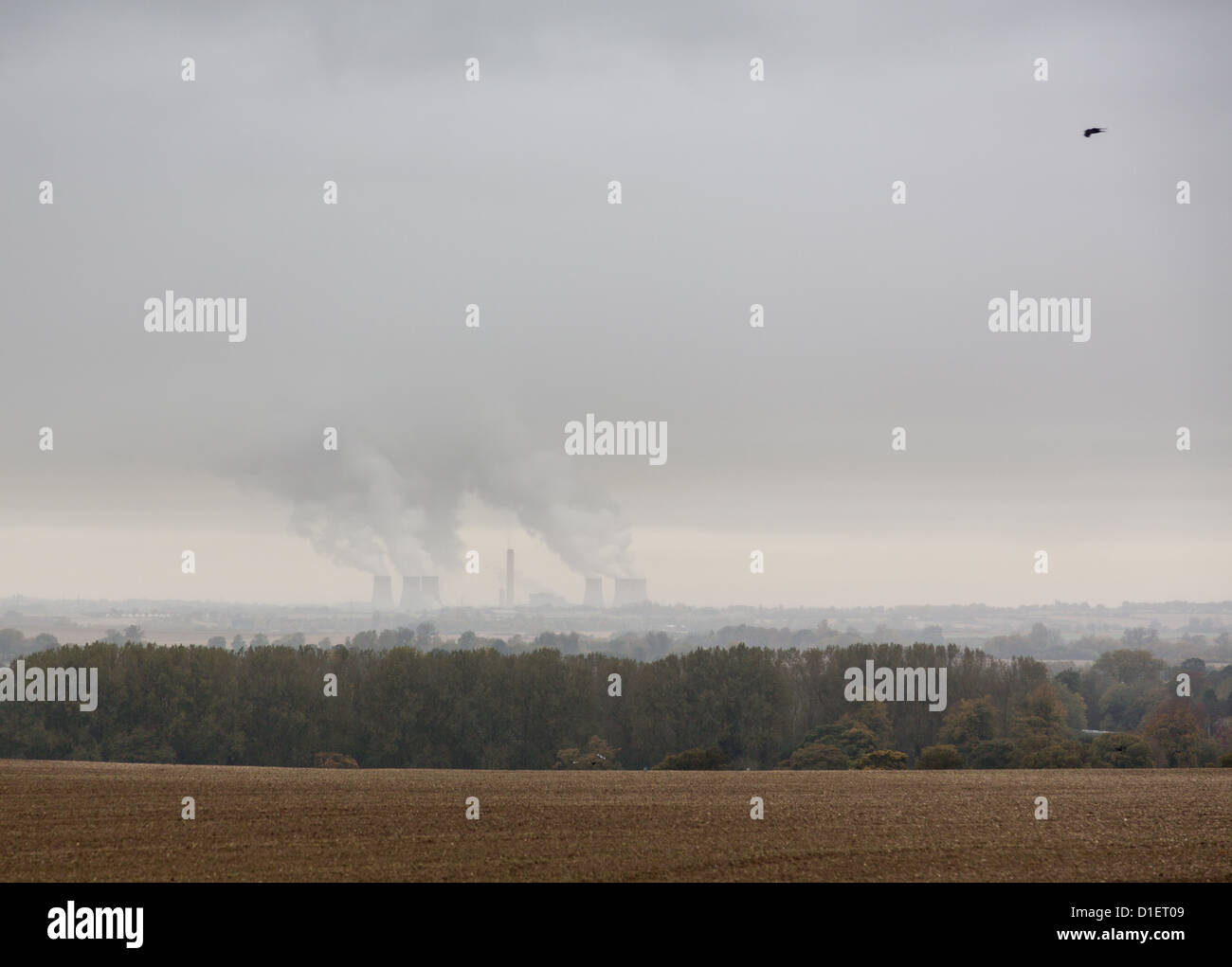 Dampf aus Kühltürmen des Kraftwerks Didcot an trüben regnerischen nebligen Tag Stockfoto