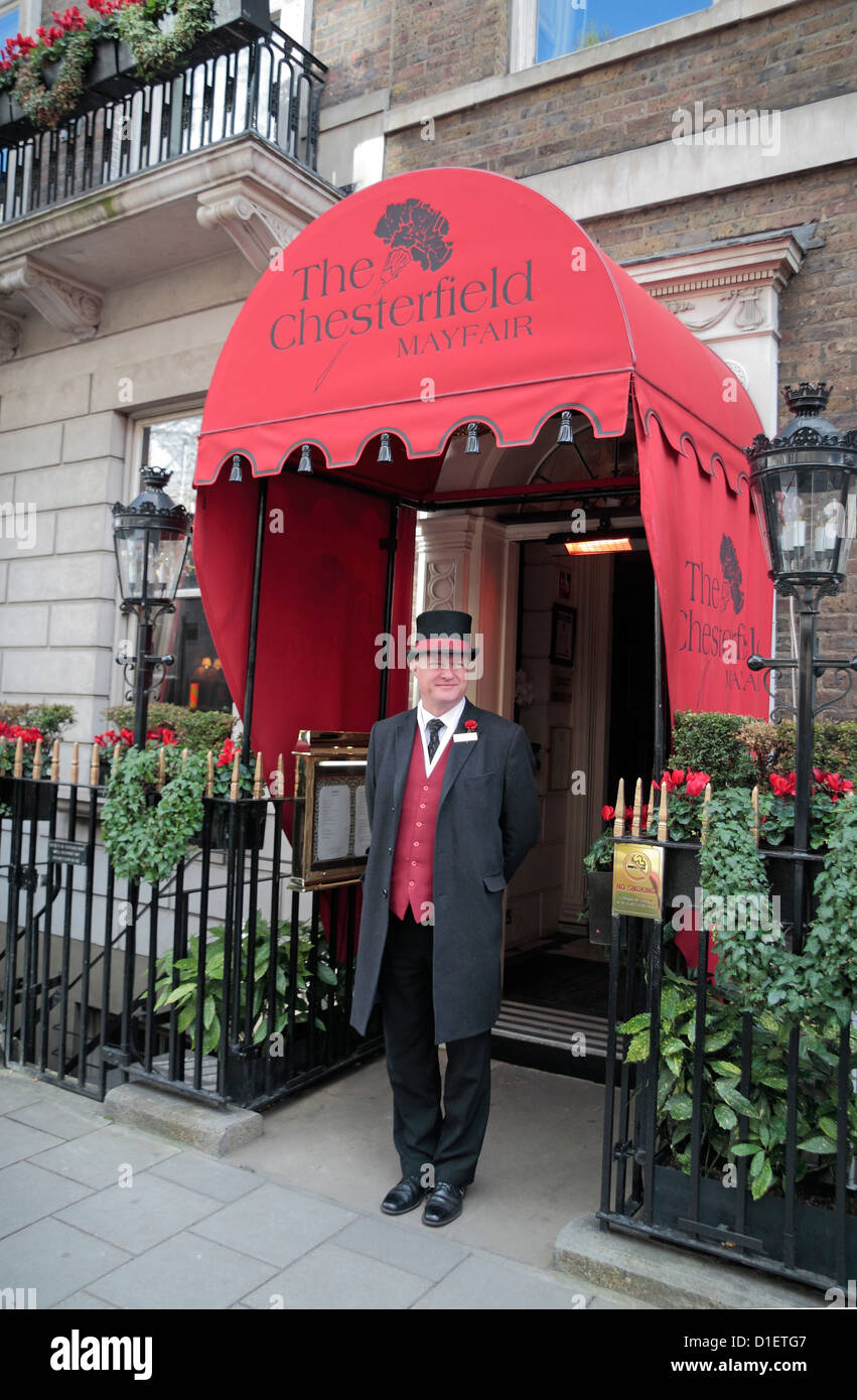 Türsteher vor dem Haupteingang zum The Chesterfield Mayfair Hotel, Charles Street, Mayfair, London, W1, UK. Stockfoto
