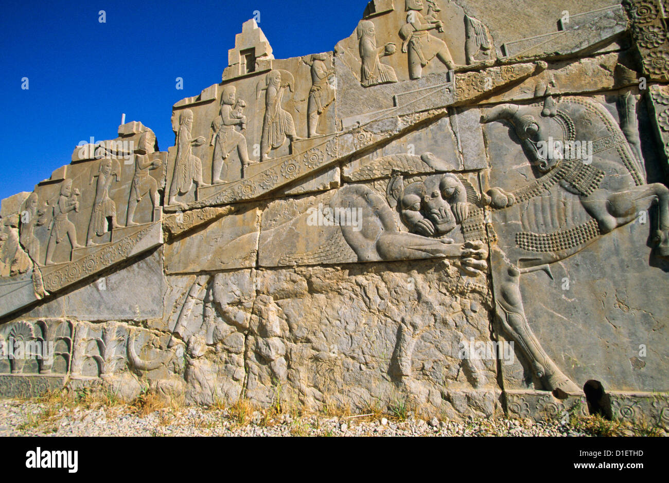 Flachrelief eines kämpfenden Stier und Löwen bei der archäologischen Stätte von Persepolis, UNESCO-Weltkulturerbe, Persien, Iran Stockfoto