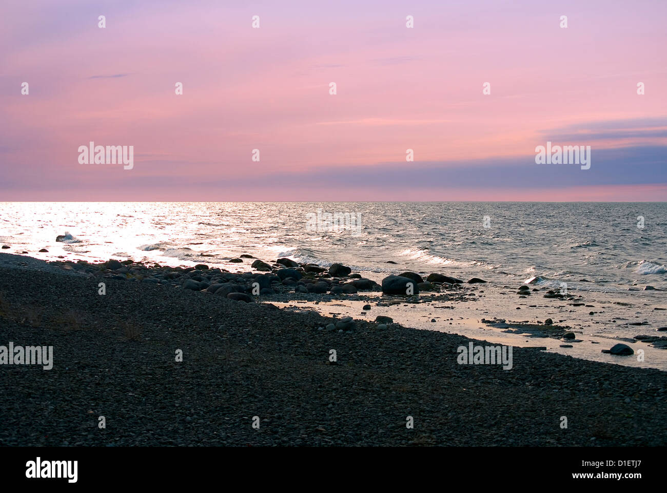 Dunklen Stein Strand, Meer und Abendhimmel Stockfoto