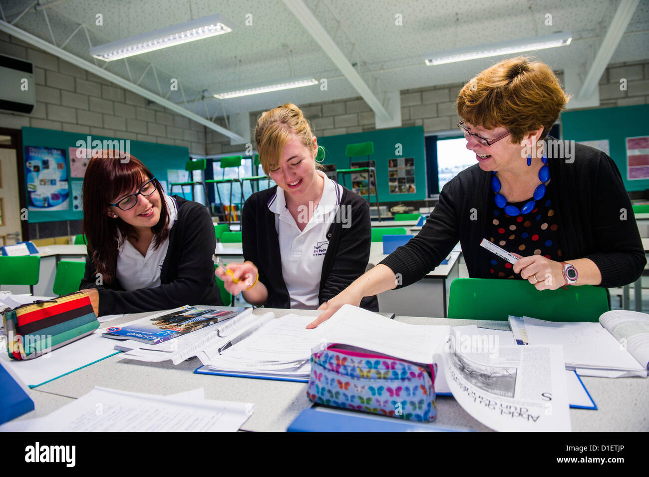 Oberstufe Mädchen Schüler mit ihrem Lehrer in ein A-Level in einer sekundären Gesamtschule Wales UK Lektion Französisch Stockfoto