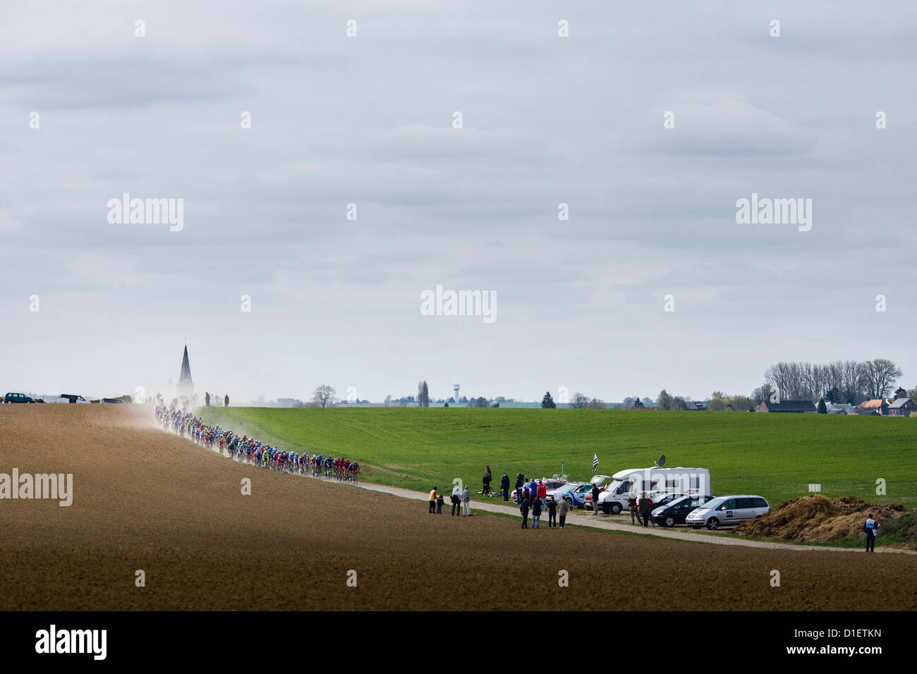 Pack der Radfahrer, das in einer Kurve während der Paris-Roubaix Radrennen, Nordfrankreich Stockfoto
