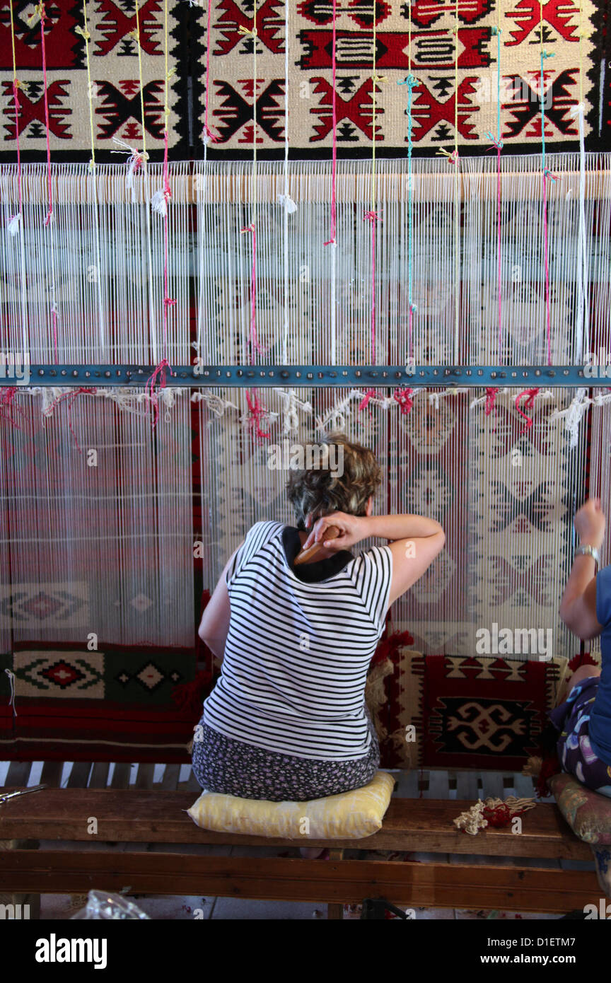 Teppich Weaver in der alten albanischen Basar in Kruja Stockfoto