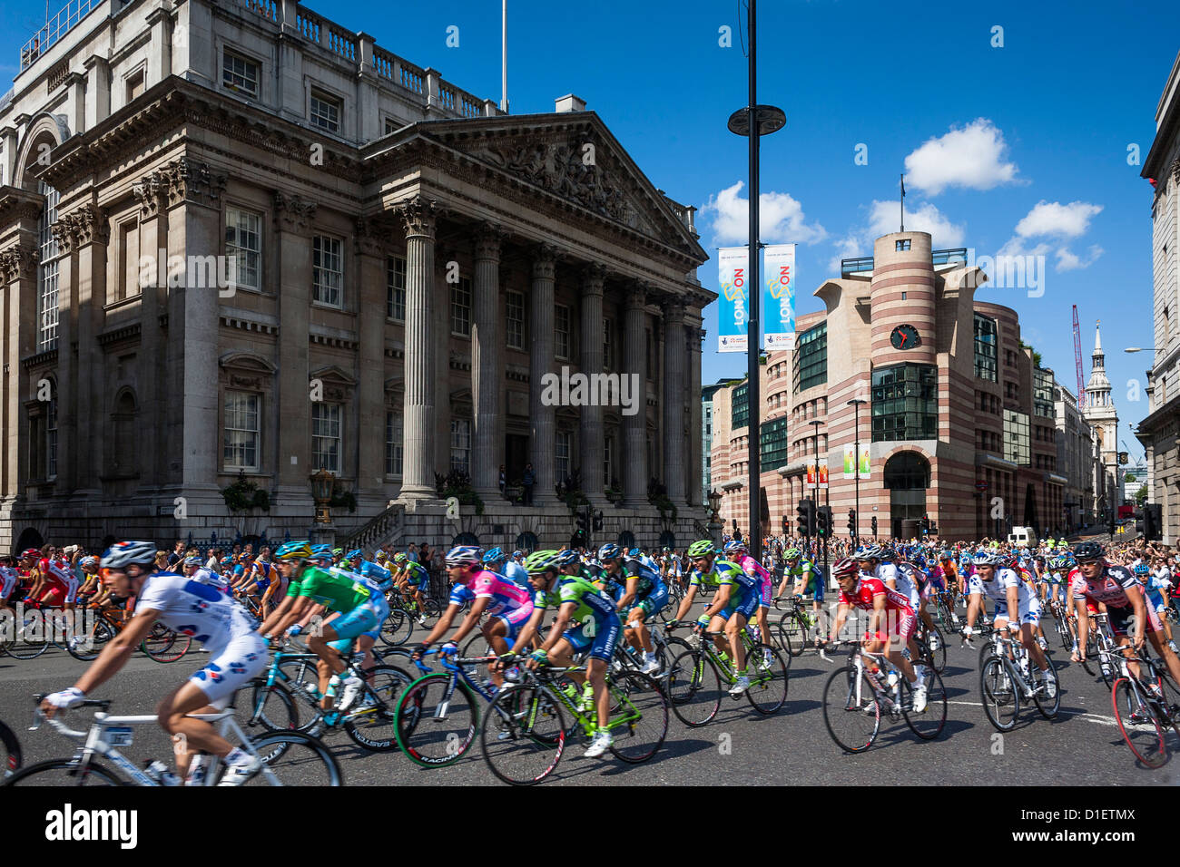 Radfahrer-Rennen durch während der Tour de France, London, Vereinigtes Königreich, 2007 Stockfoto