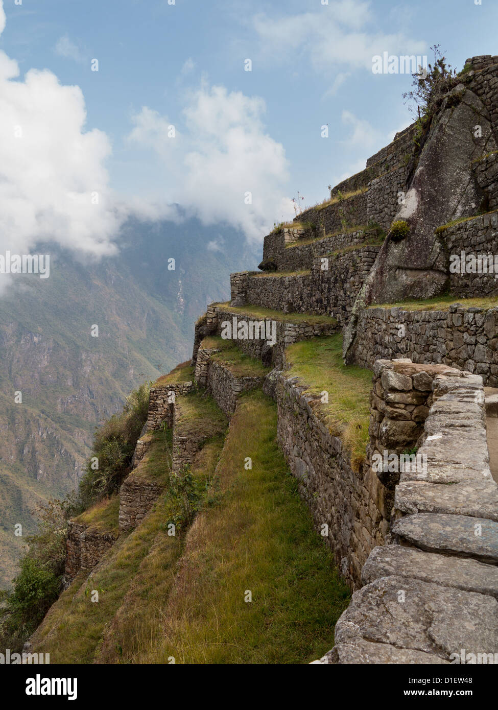 Morgen Blick auf Terrassen am Machu Picchu als Nebel aus dem Berghang Ruinen genehmigt Stockfoto