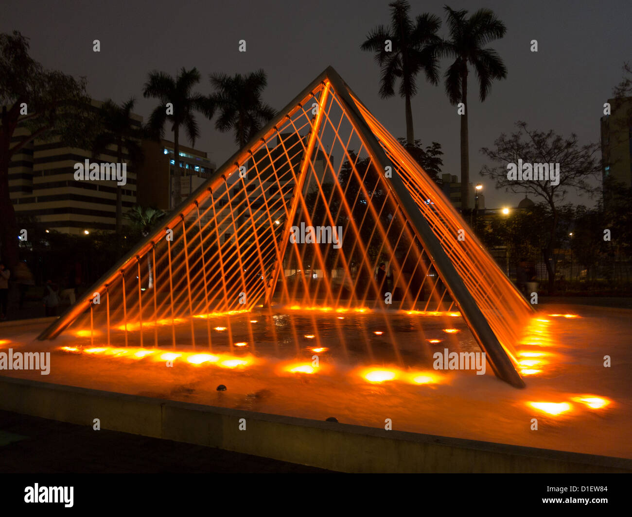 Brunnen in der Abenddämmerung in Magic Water Circuit Tour beleuchtet / El Circuito Mágico del Agua in Reserve Park, Lima, Peru Stockfoto