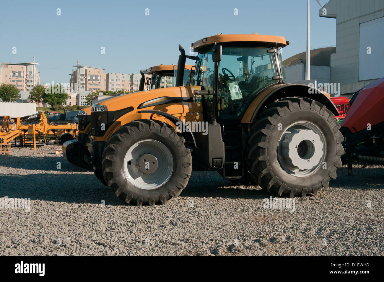 Nahaufnahme des modernen gelbe Traktor auf Parkplatz Stockfoto