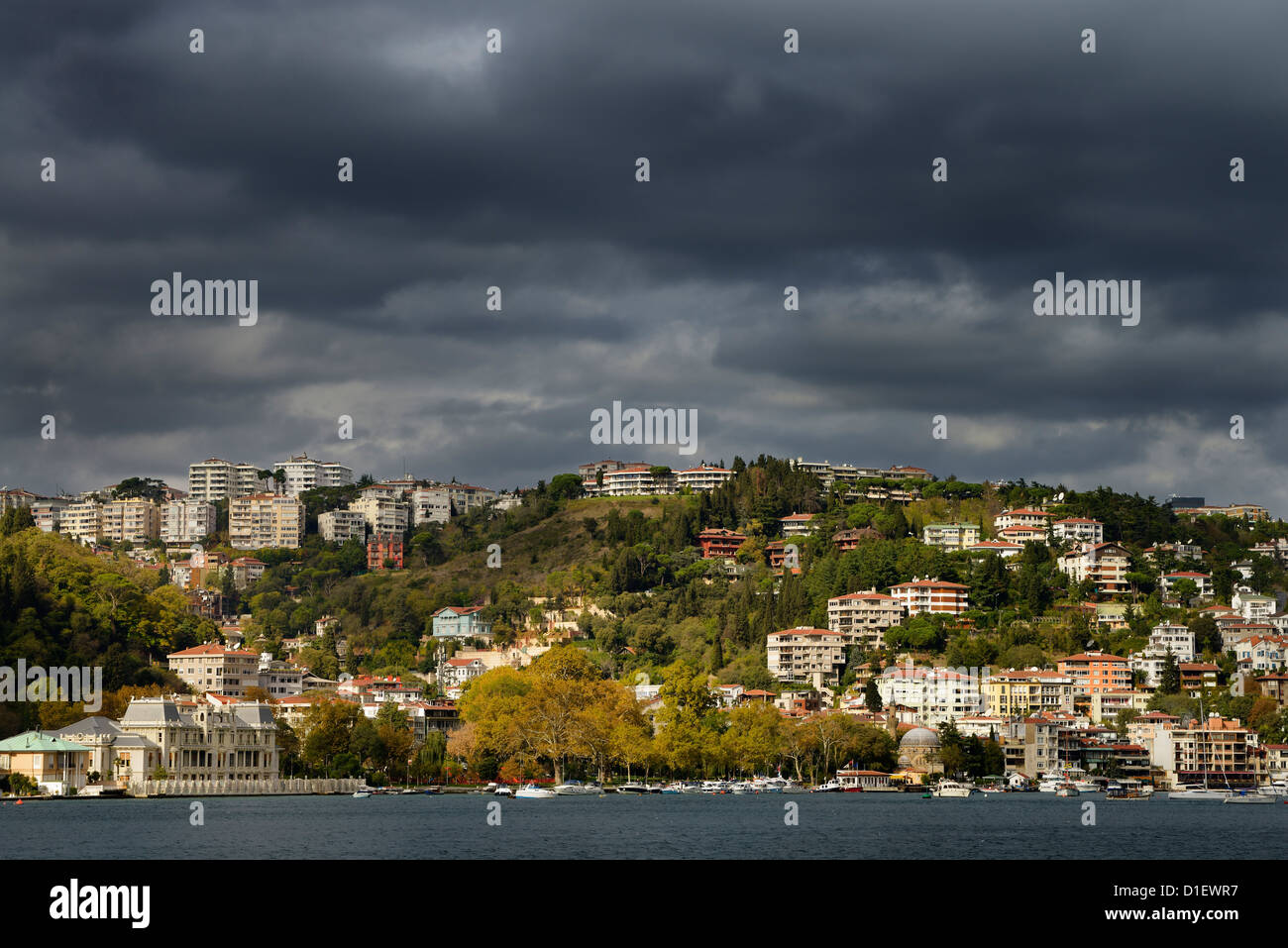 Bebek Hafen Istanbul Türkei mit Wolken und Sonne über Wohnungen auf Hügel und ägyptischen Konsulat Stockfoto