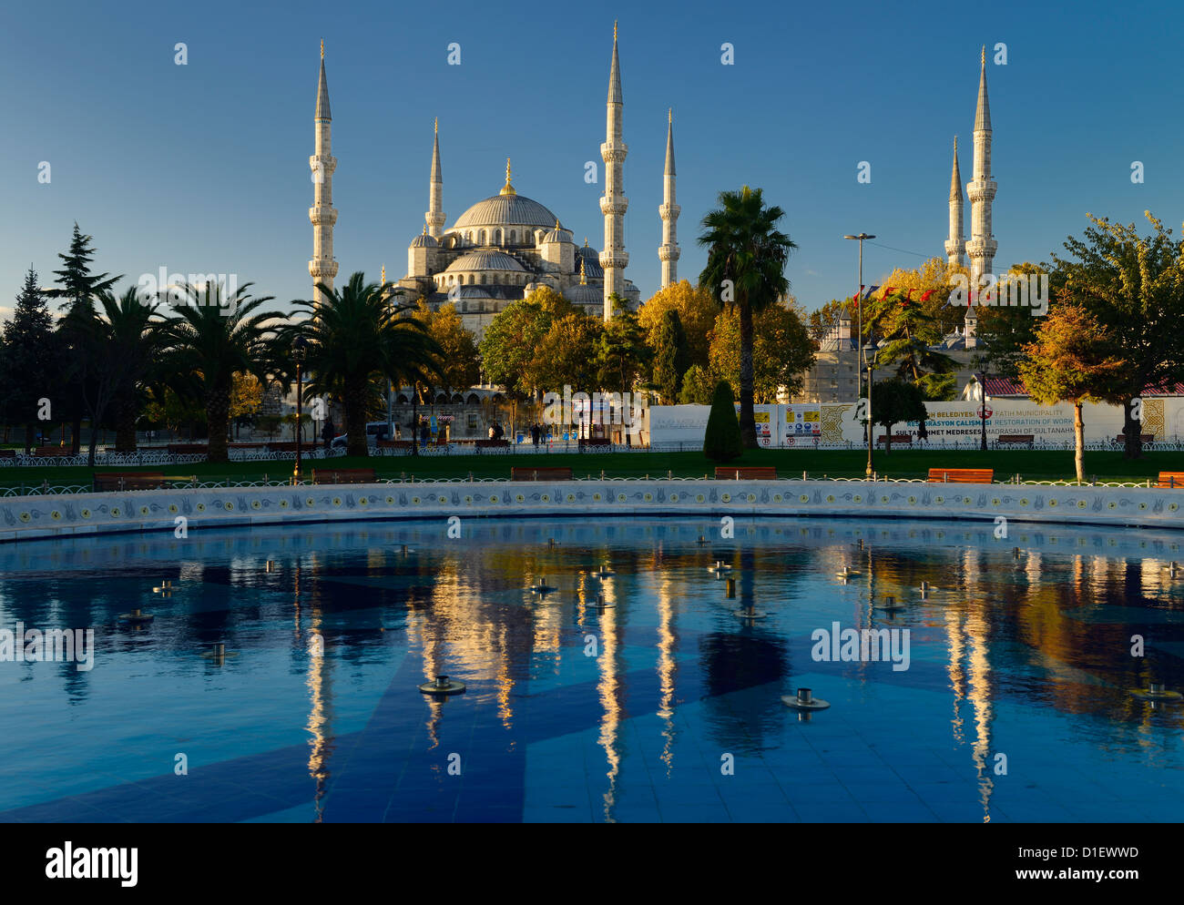 Blaue Moschee in frühen Morgensonne mit Reflexion in Brunnen Istanbul Türkei Stockfoto