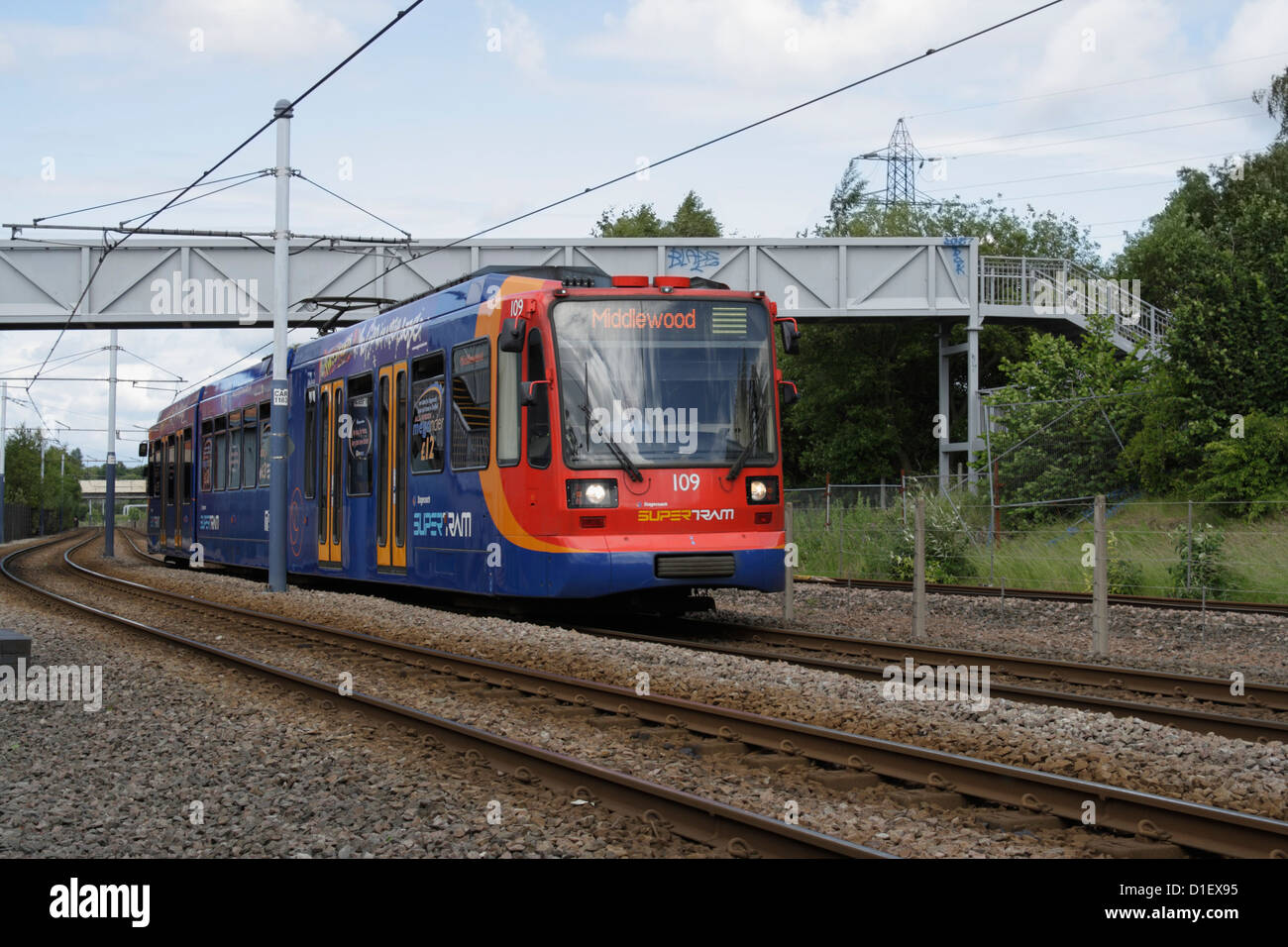 Sheffield Supertram nähert sich der Carbrook Station. England. U-Bahn-Netz Stockfoto