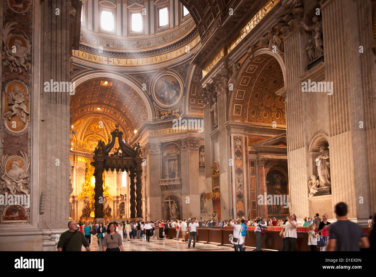 Licht strömt in der Basilika St. Peter, Rom Stockfoto