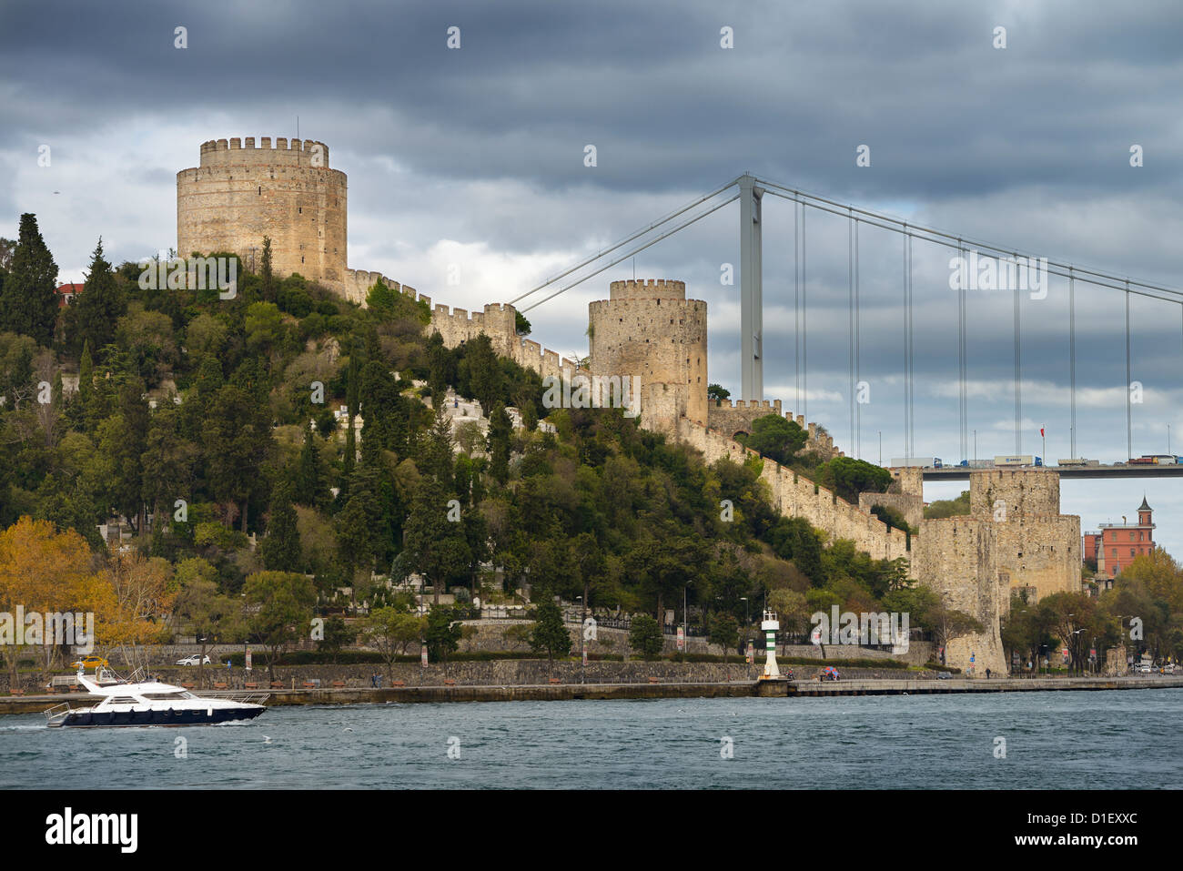 Rumelihisarı westrumelischen Burg und Asiyan Asri Friedhof auf dem Bosporus mit der Fatih Sultan Mehmet-Brücke-Istanbul-Türkei Stockfoto