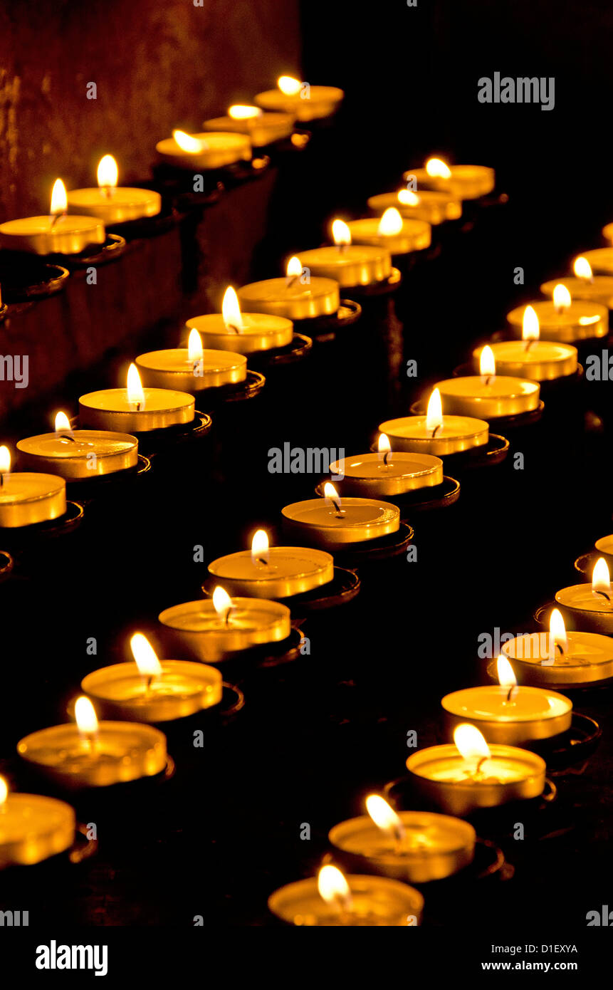 Brennende Kerzen in der Kirche Stockfoto