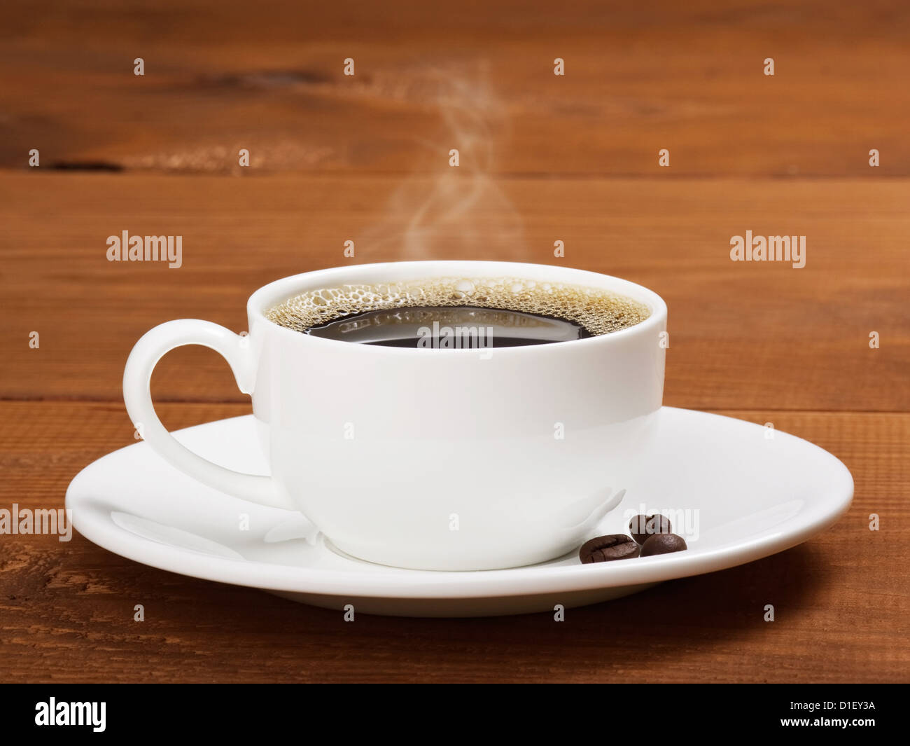 warme Tasse Kaffee auf braunem Hintergrund Stockfoto