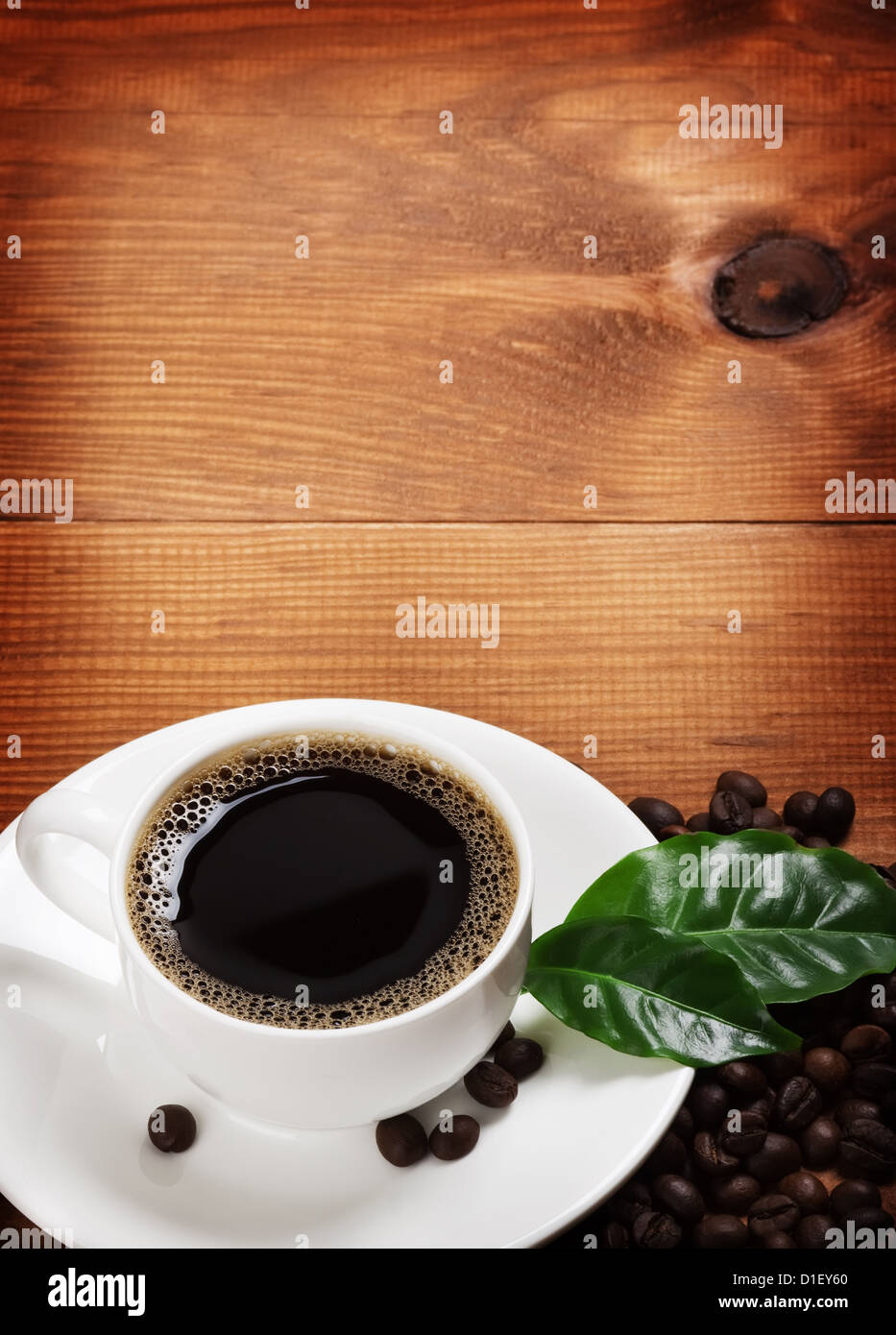 warme Tasse Kaffee auf braunem Hintergrund Stockfoto