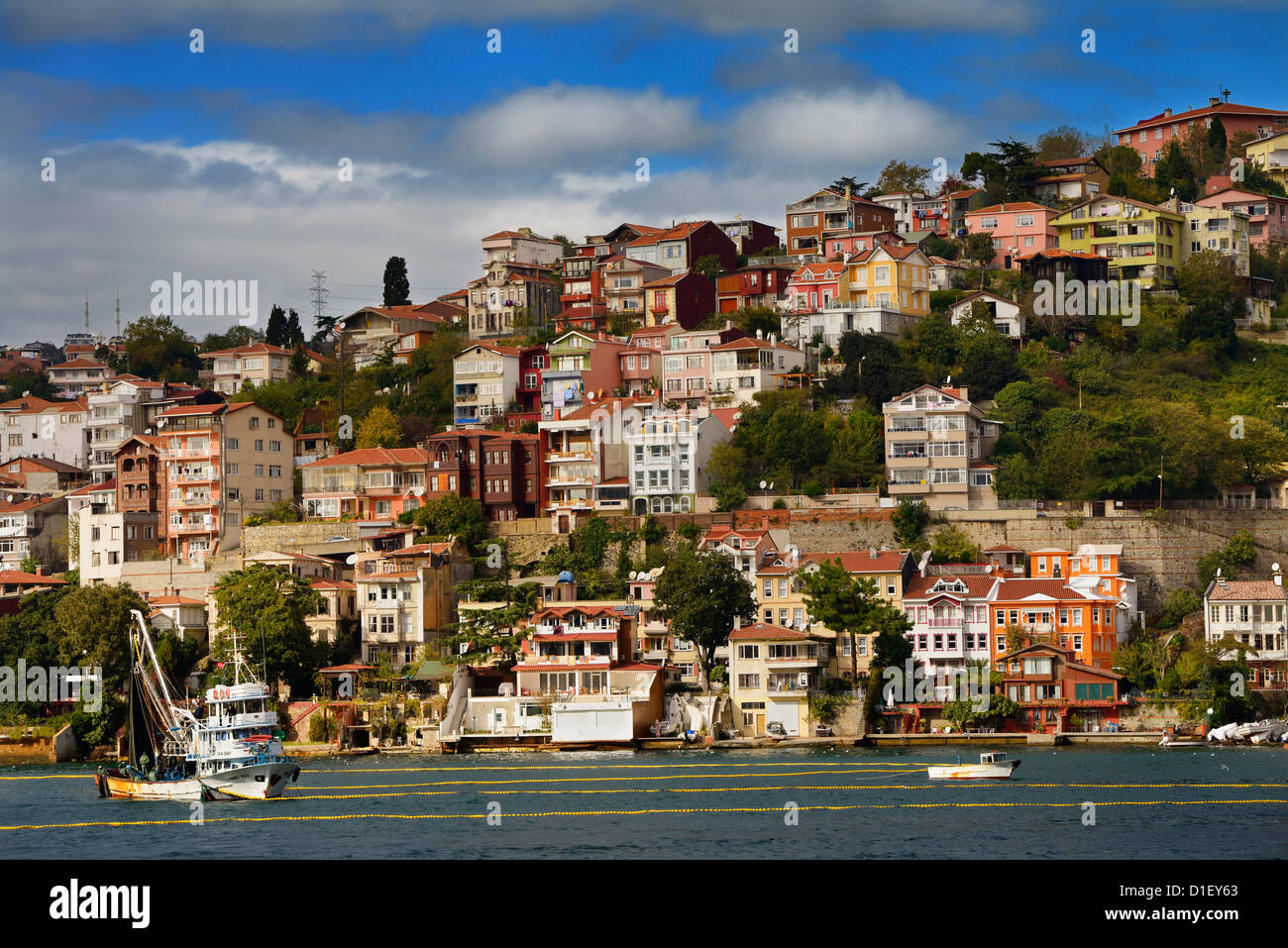 Ringwade Fischerboot am Bosporus mit Häuser auf dem Hügel in Yeni Mahalle Sariyer Türkei Stockfoto