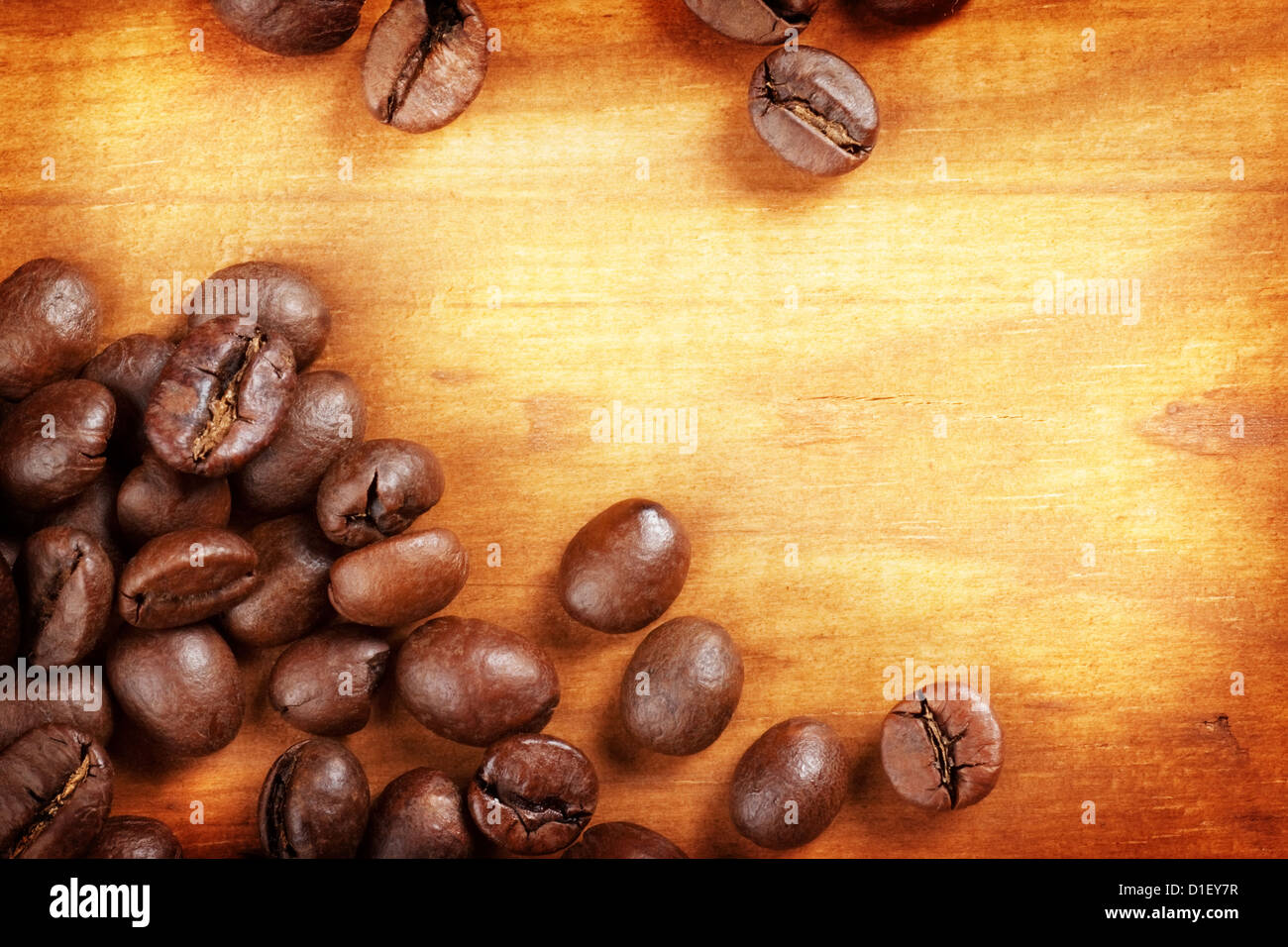 Kaffeebohnen über Holz Hintergrund Stockfoto