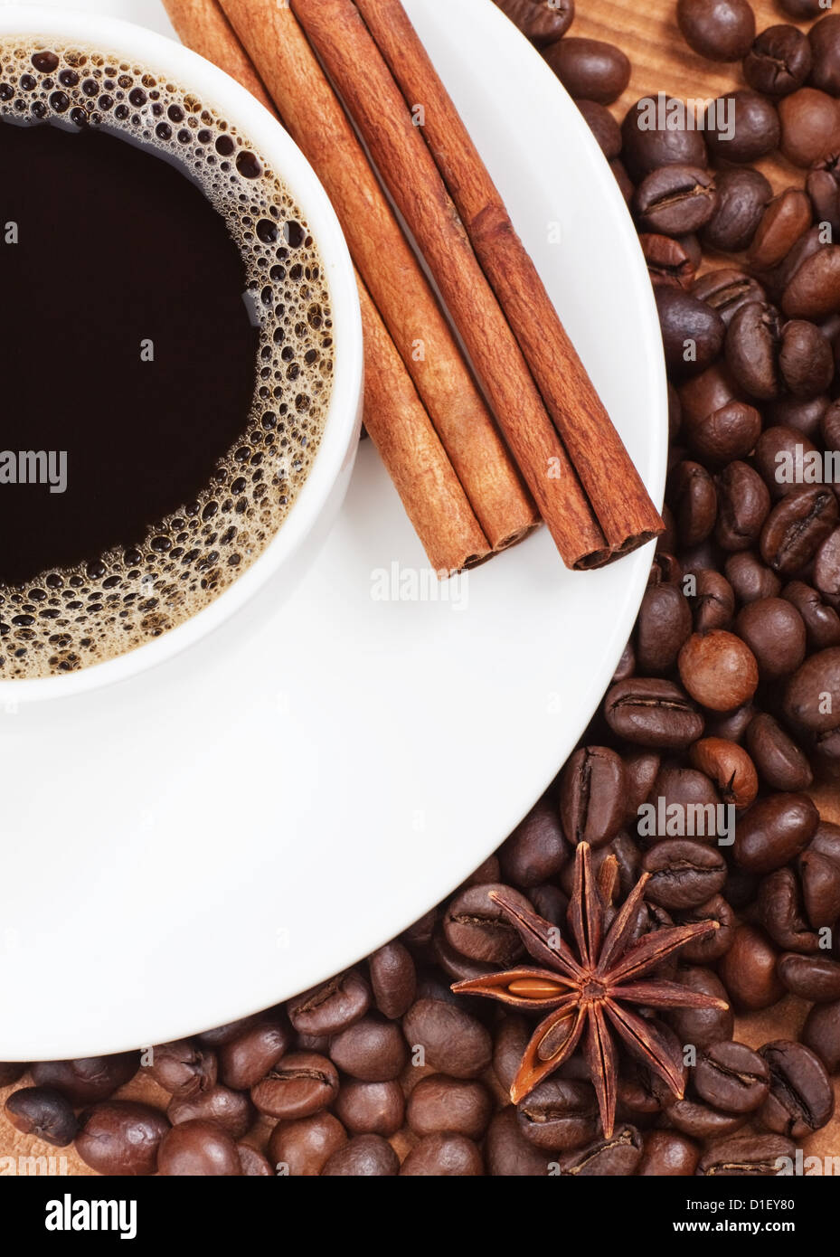 warme Tasse Kaffee auf braunem Hintergrund Stockfoto