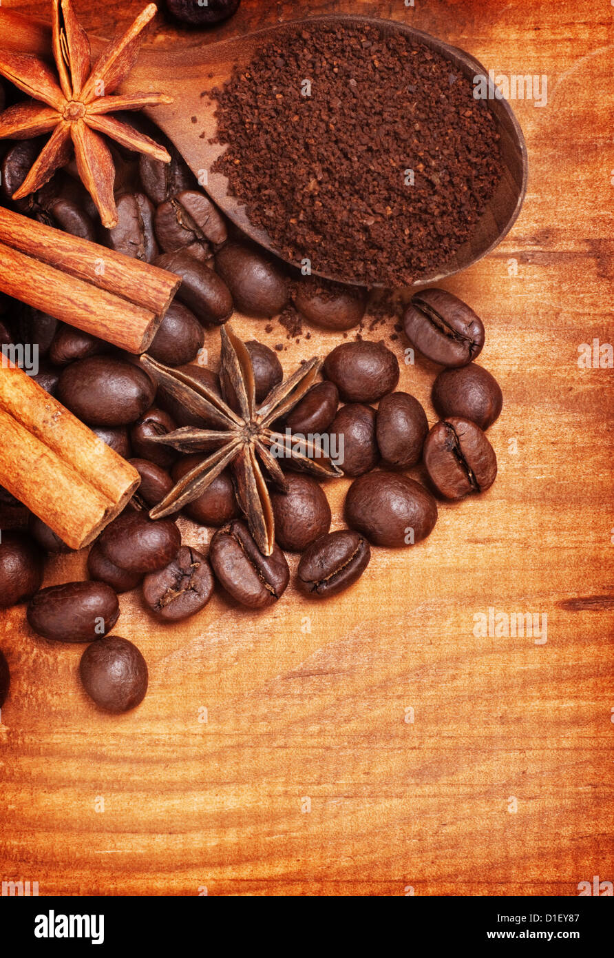 Kaffeebohnen über Holz Hintergrund Stockfoto