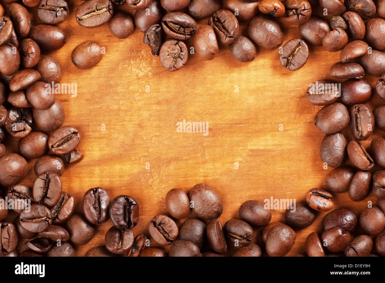 Kaffeebohnen über Holz Hintergrund Stockfoto