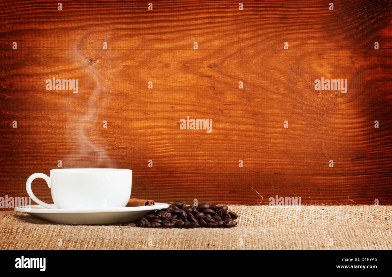 warme Tasse Kaffee auf braunem Hintergrund Stockfoto