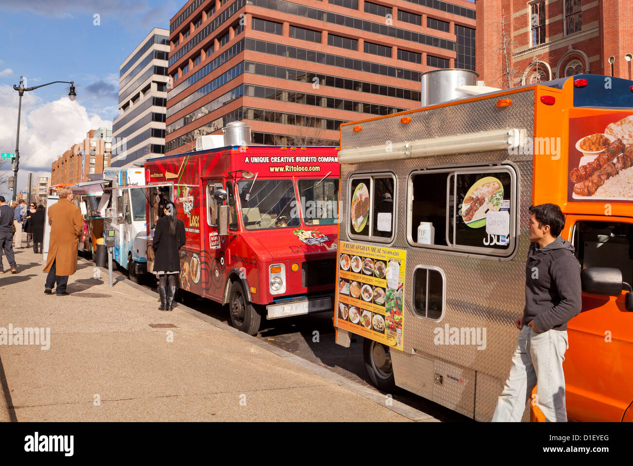 Imbisswagen Line-up auf einer städtischen Straße - Washington, DC USA Stockfoto
