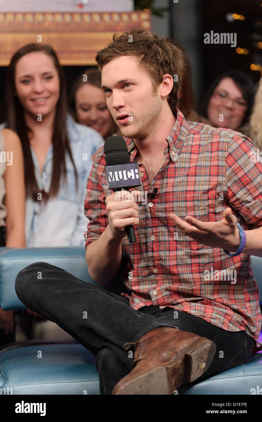 18. Dezember 2012 erschien - Toronto, Ontario, Kanada - der Gewinner der elften Staffel von American Idol (23. Mai 2012), US-amerikanischer Singer-Songwriter PHILLIP PHILLIPS für Interview und kurzen Auftritt bei NEW. MUSIK. LIVE-Studio in Toronto. (Kredit-Bild: © Igor Vidyashev/ZUMAPRESS.com) Stockfoto