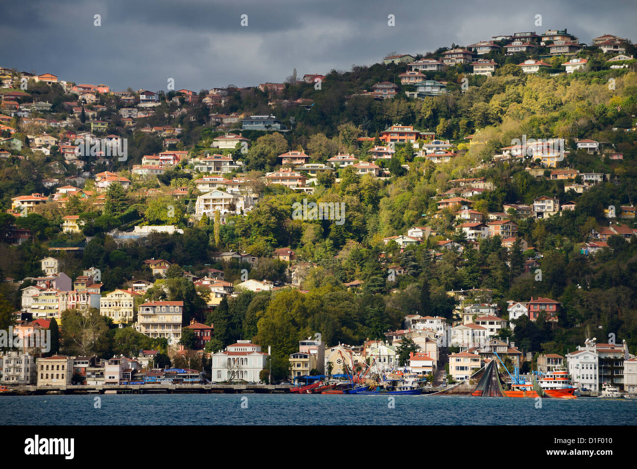 Sonne auf dem Hügel von Buyukdere Türkei mit Seine Angelboote/Fischerboote am Bosporus Stockfoto