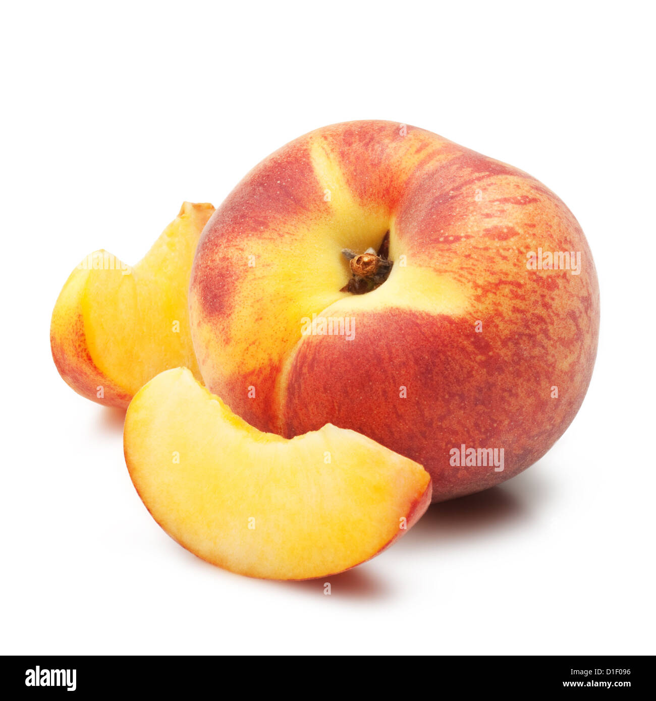 Reife Pfirsichfrucht Slises auf weißem Hintergrund Stockfoto