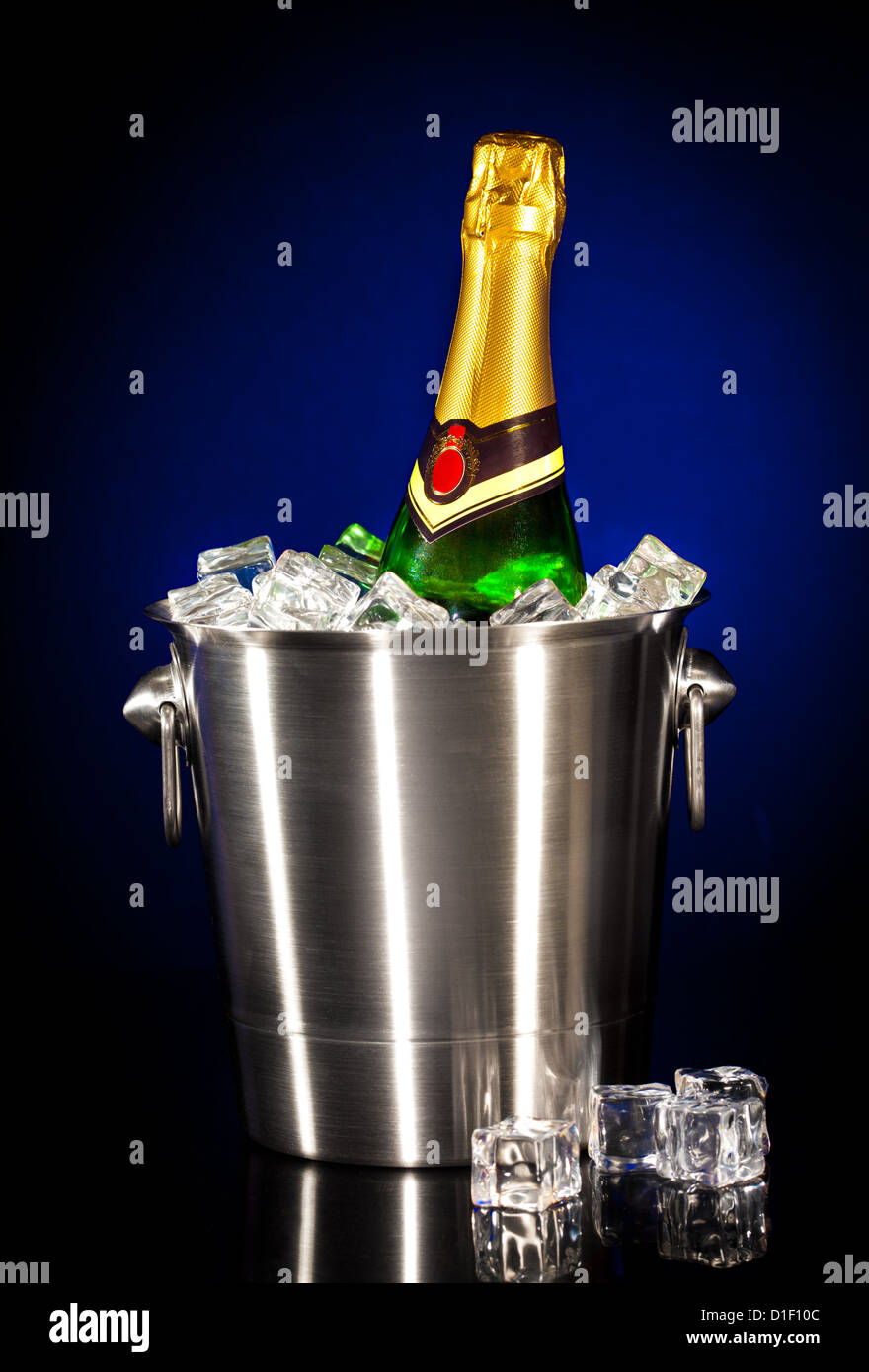 Champagner-Flasche in einen Eimer mit Eis auf den dunklen Stockfoto