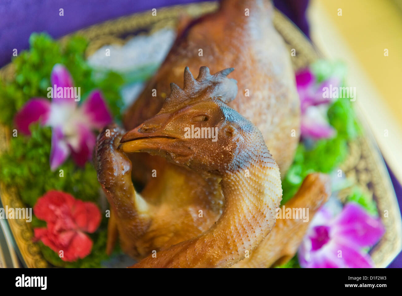 Gesamte gekochtes Hühnerfleisch serviert auf Blumen Stockfoto
