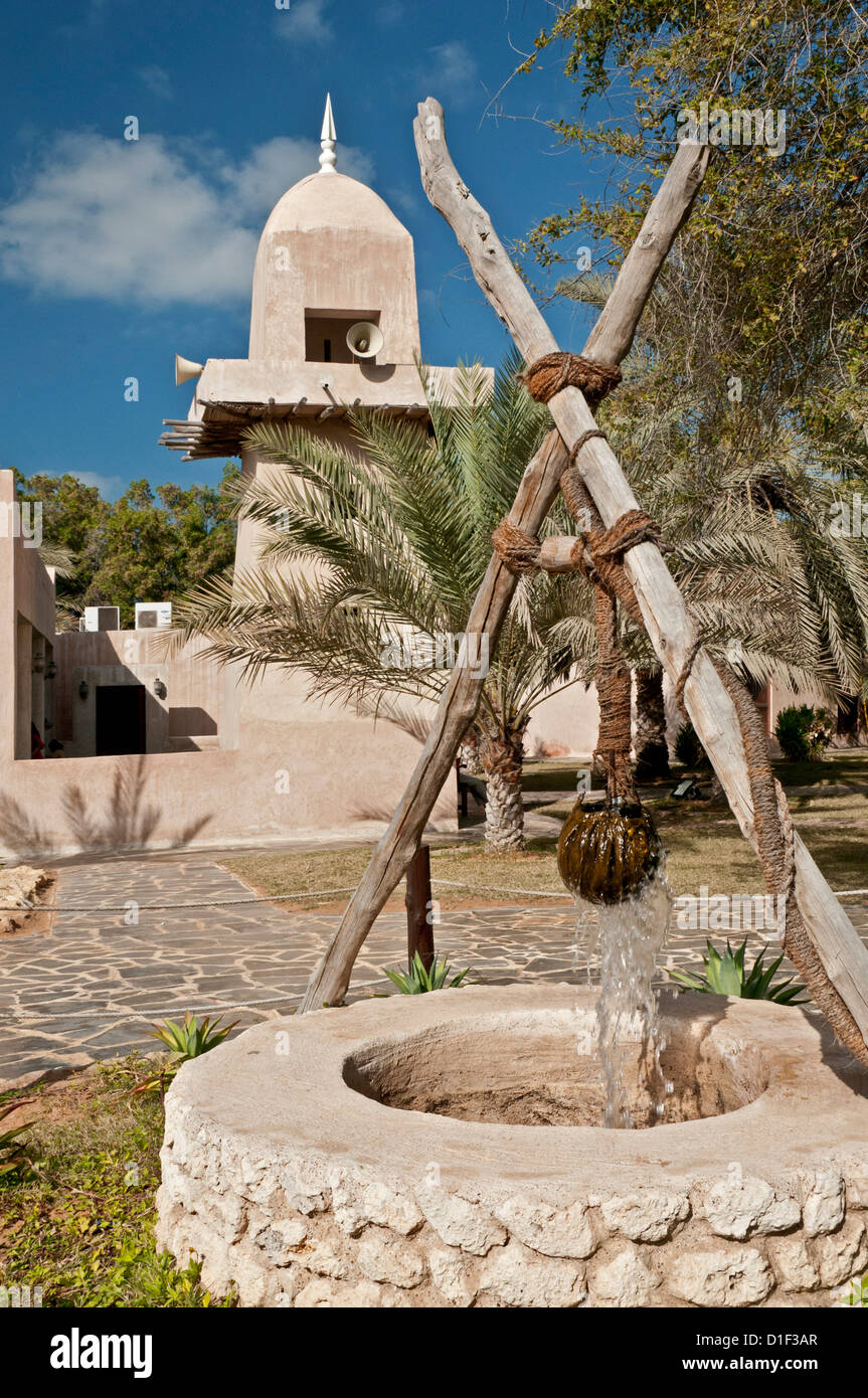 Historischer Brunnen und Moschee in einem Freilichtmuseum, Abu Dhabi Stockfoto