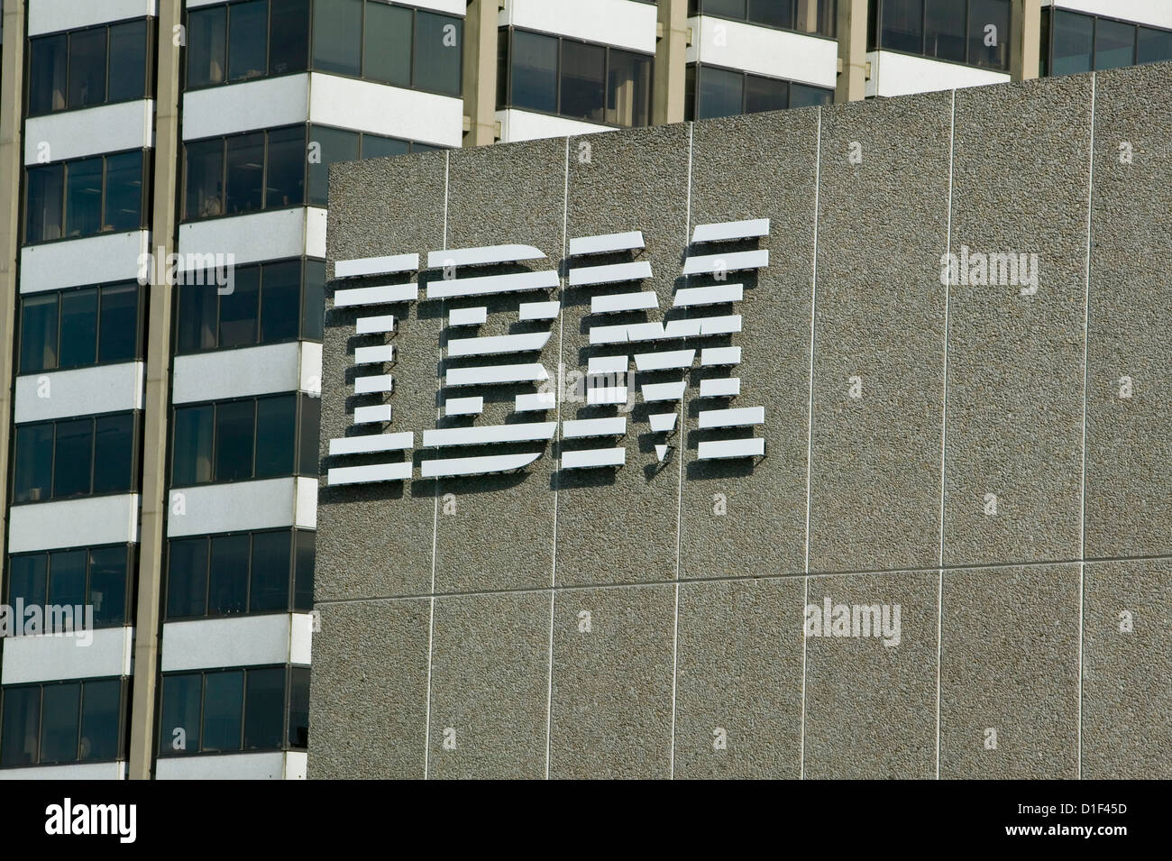 IBM-Logo am Gebäude in South Bank, London, UK Stockfoto
