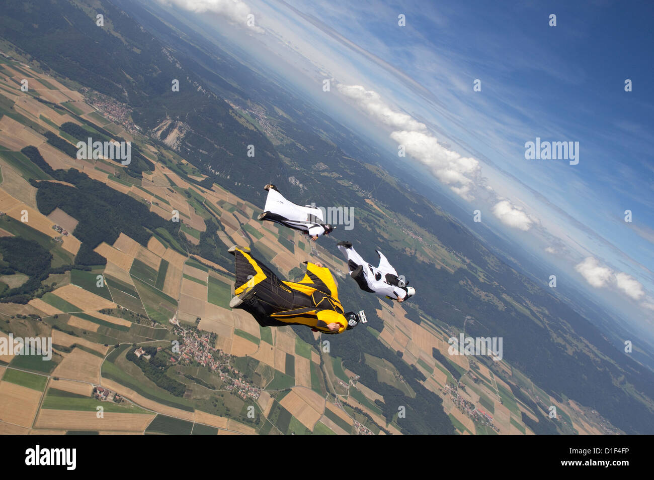 Fallschirmspringer mit Wingsuits in der Luft, Waadt, Schweiz Stockfoto