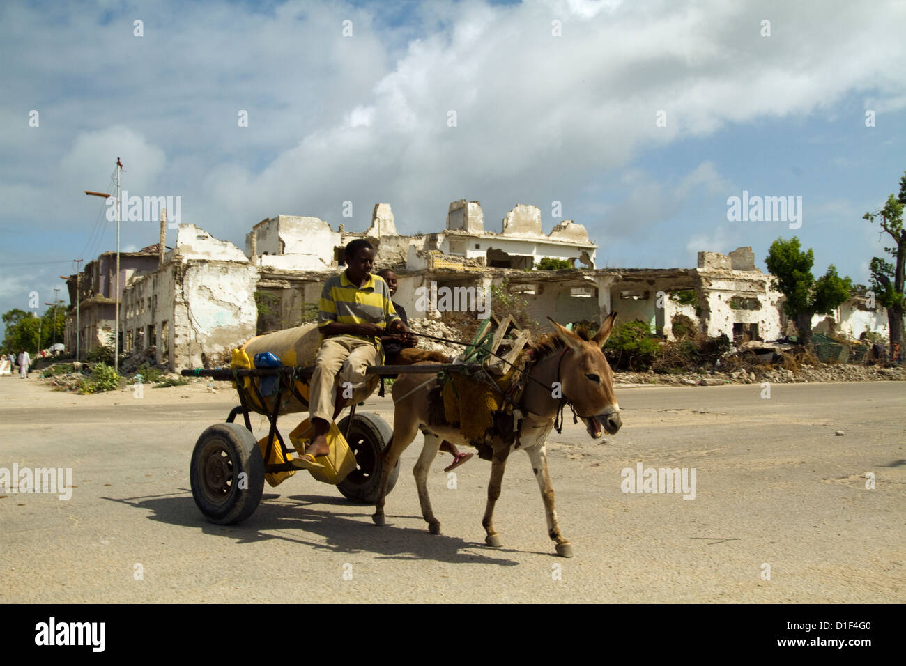 Eselskarren in einem Bürgerkrieg verwüsteten Straßen von Mogadischu Somalia Stockfoto