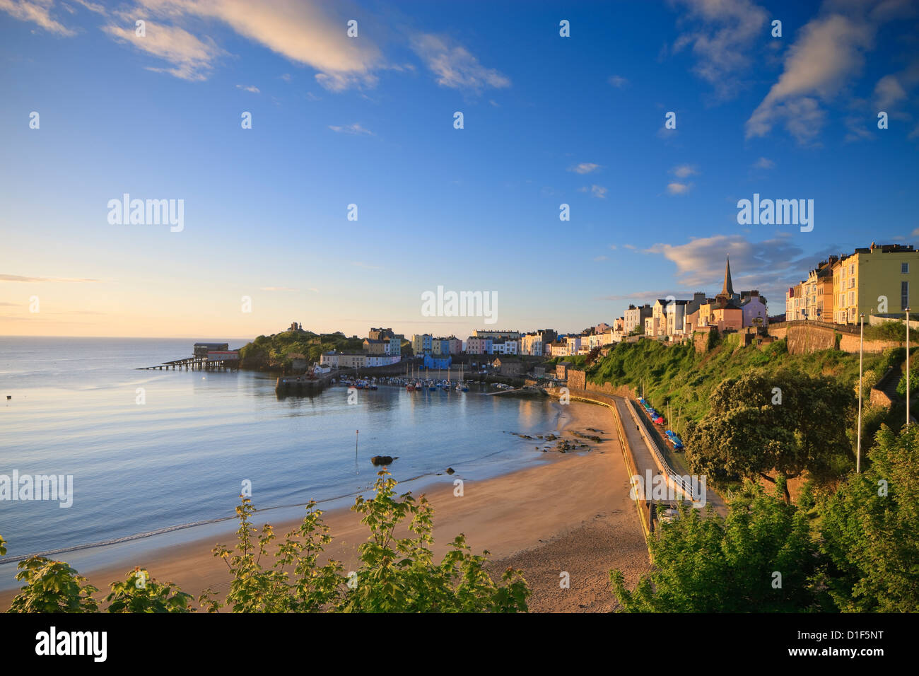 Tenby Hafen Tenby Pembrokeshire Wales im Morgengrauen Stockfoto