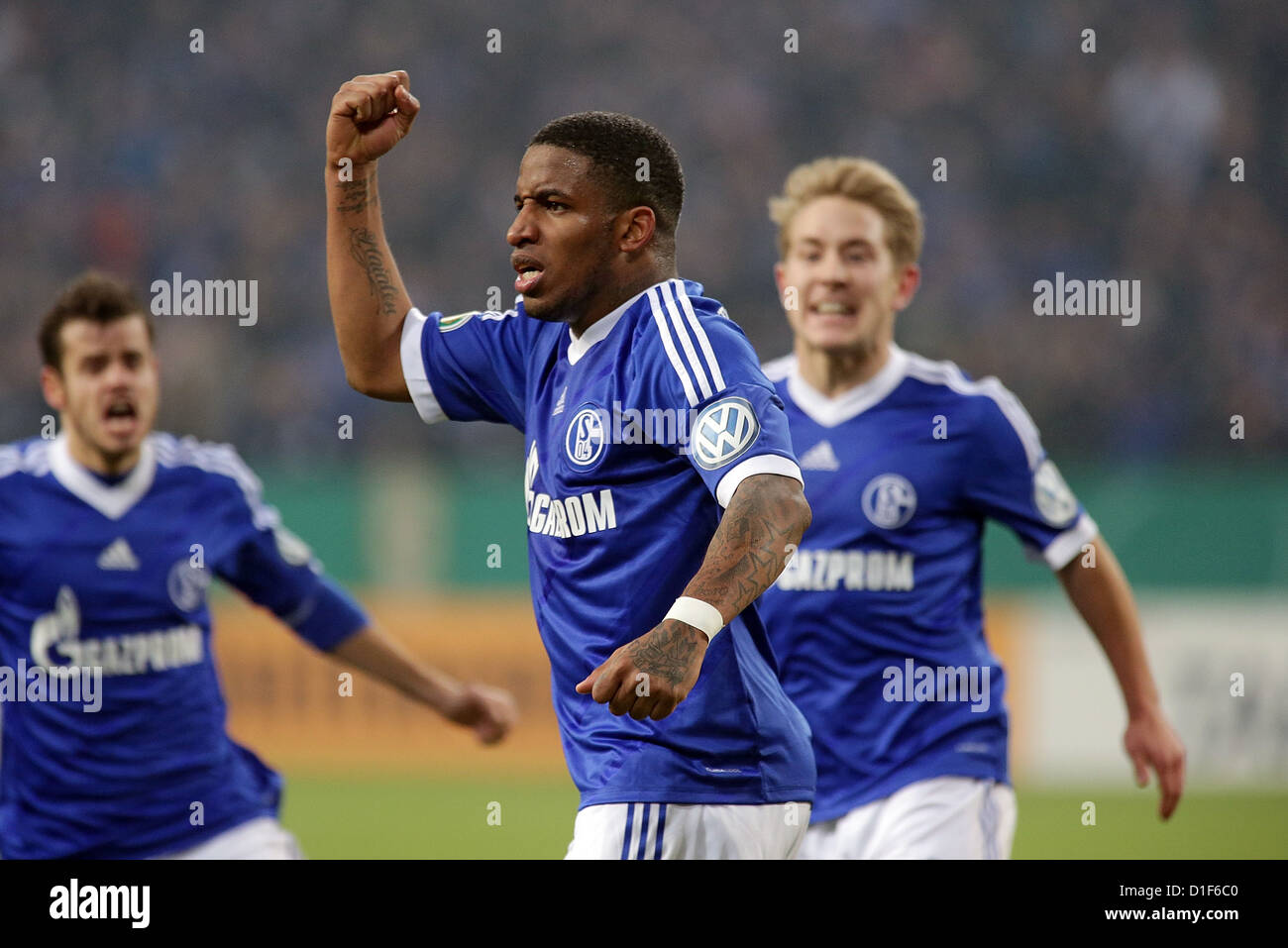 German Cup Wettbewerb FC Schalke 04 V FSV Mainz 05 am 18. Dezember 2012: Schalke Jefferson Farfan (C) feiert sein Ziel, im Hintergrund Barnetta (L) und Holtby. Stockfoto