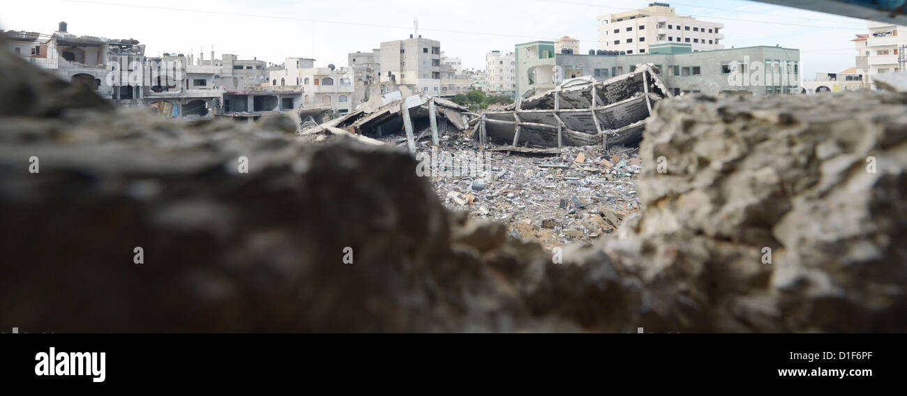 Die Wand einer UNRWA-Schule fehlt vor einer Hamas, die Gebäude, die in den letzten Clashs zwischen Israel und Palästina in Tel-el-Hawa in Gaza, Palästinensische Gebiete, 9. Dezember 2012 zerstört wurde. Foto: RAINER JENSEN Stockfoto